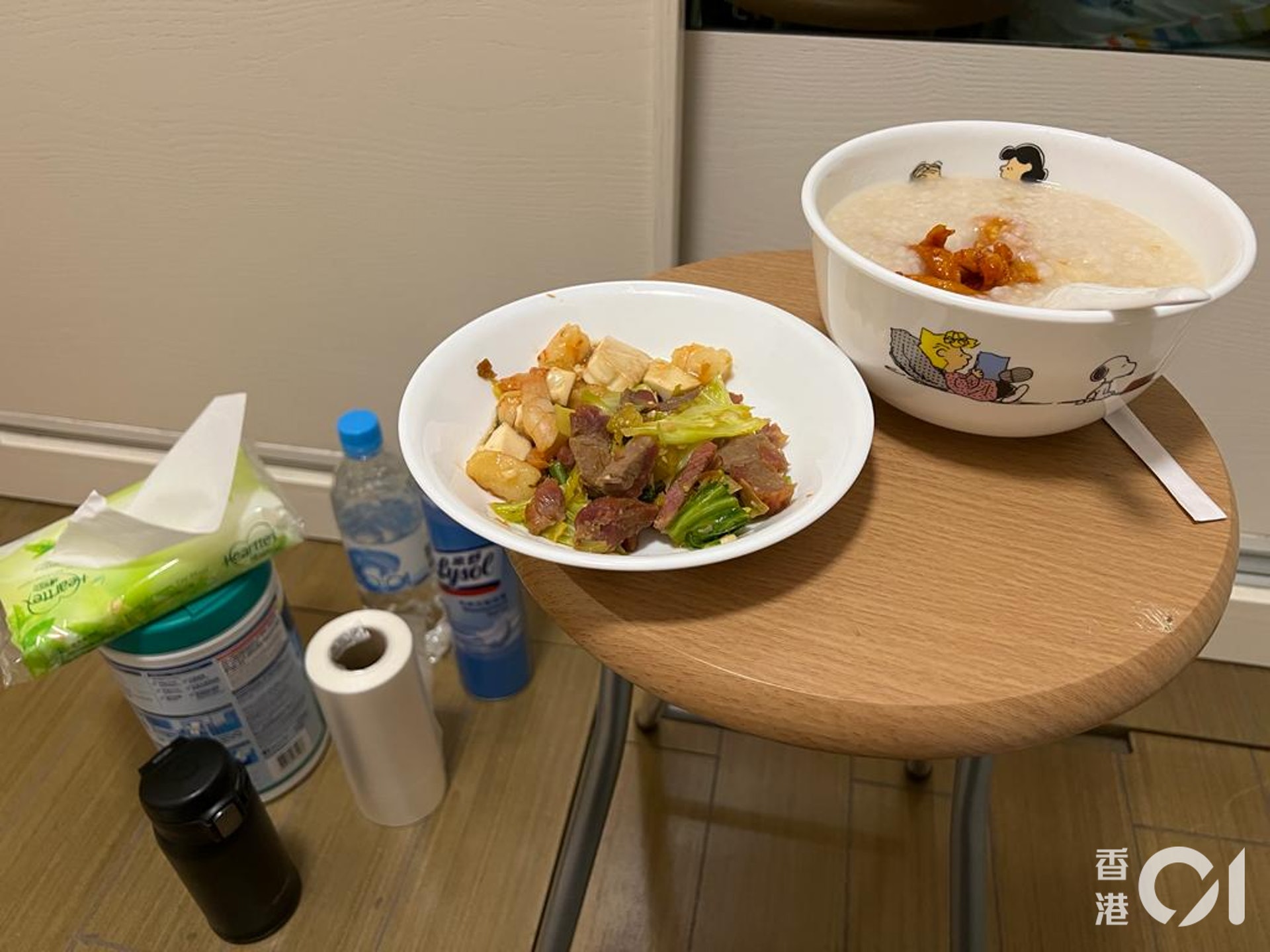 病發時,李小姐每日就在這張圓櫈上進餐。(受訪者提供照片) 病發時,李小姐每日就在這張圓櫈上進餐。(受訪者提供照片)