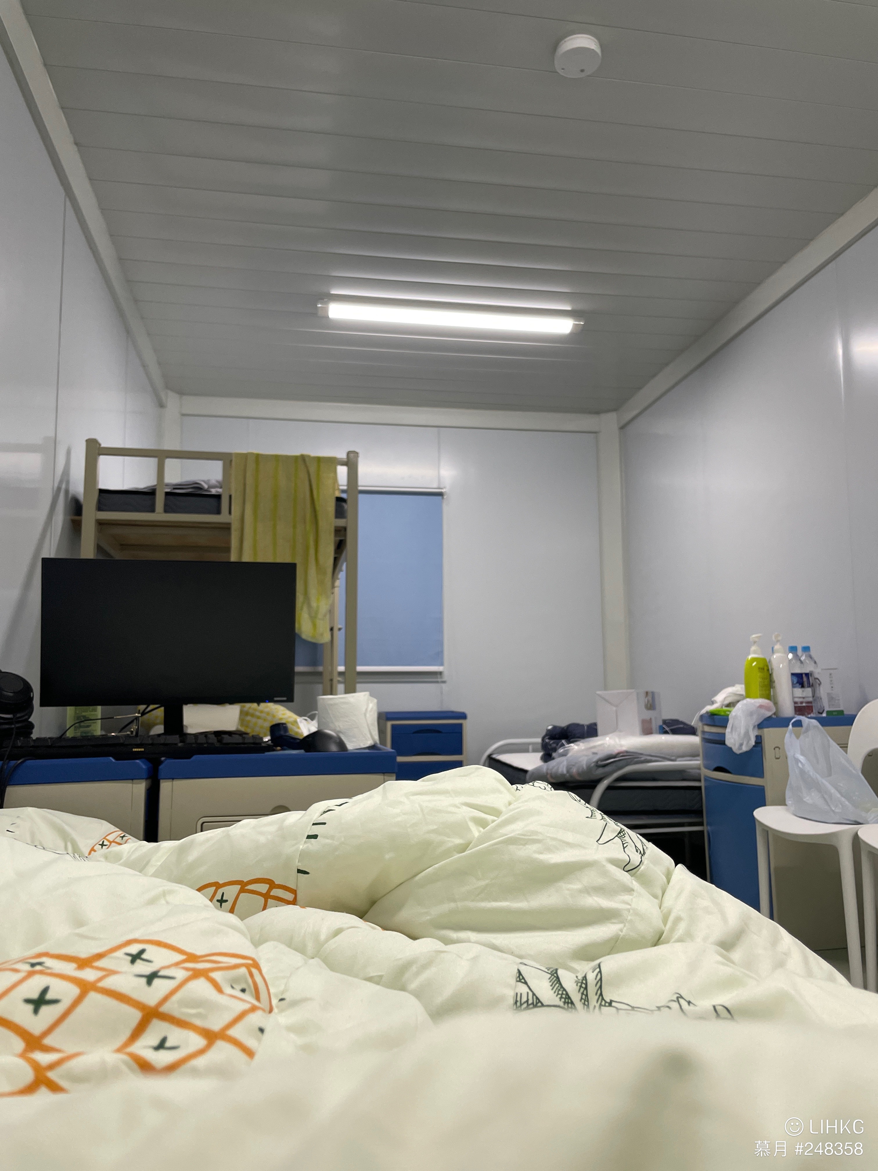 港男指自己已準備好入住多天,攜帶了2個行李箱1個背囊入營,「連電腦都駁好,準備同佢大戰14日」。(連登討論區)