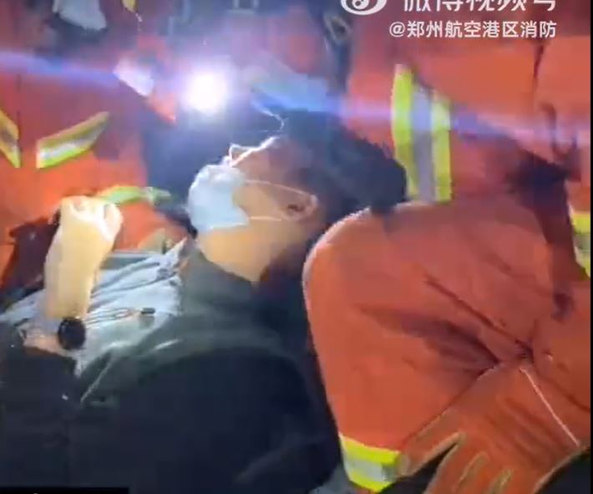 內地鄭州1對父子上周發生交通意外,患有末期癌症的兒子一見消防員只便要求對方「先救我爸」,場面令人動容。(微博影片截圖) 內地鄭州1對父子上周發生交通意外,患有末期癌症的兒子一見消防員只便要求對方「先救我爸」,場面令人動容。(微博影片截圖)