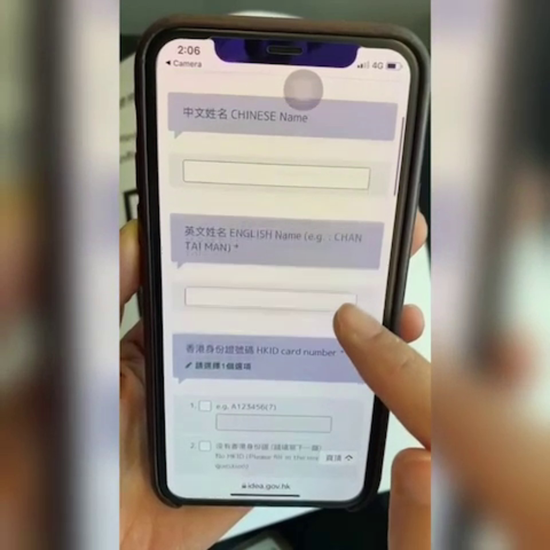 社區隔離設施電子表格有四部分,首先輸入房號、入住日期、溝通語言,然後登記個人資料,如身份證及電話碼,之後提供疫苗接種紀錄和病微狀況,最後可選擇膳食,例如不要指定肉類、要求素食等。(保安局影片截圖) 社區隔離設施電子表格有四部分,首先輸入房號、入住日期、溝通語言,然後登記個人資料,如身份證及電話碼,之後提供疫苗接種紀錄和病微狀況,最後可選擇膳食,例如不要指定肉類、要求素食等。(保安局影片截圖)