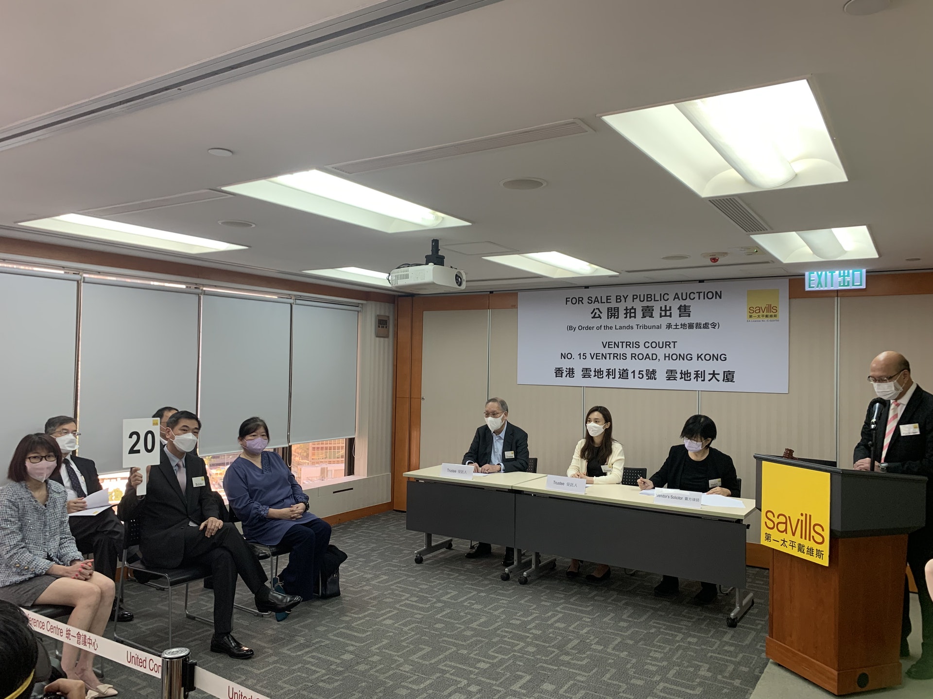 手持20號牌的會德豐地產常務董事黃光耀,在無競爭對手下,投得跑馬地雲地利大廈。旁為培新吳美綺。(第一太平戴維斯) 手持20號牌的會德豐地產常務董事黃光耀,在無競爭對手下,投得跑馬地雲地利大廈。旁為培新吳美綺。(第一太平戴維斯)