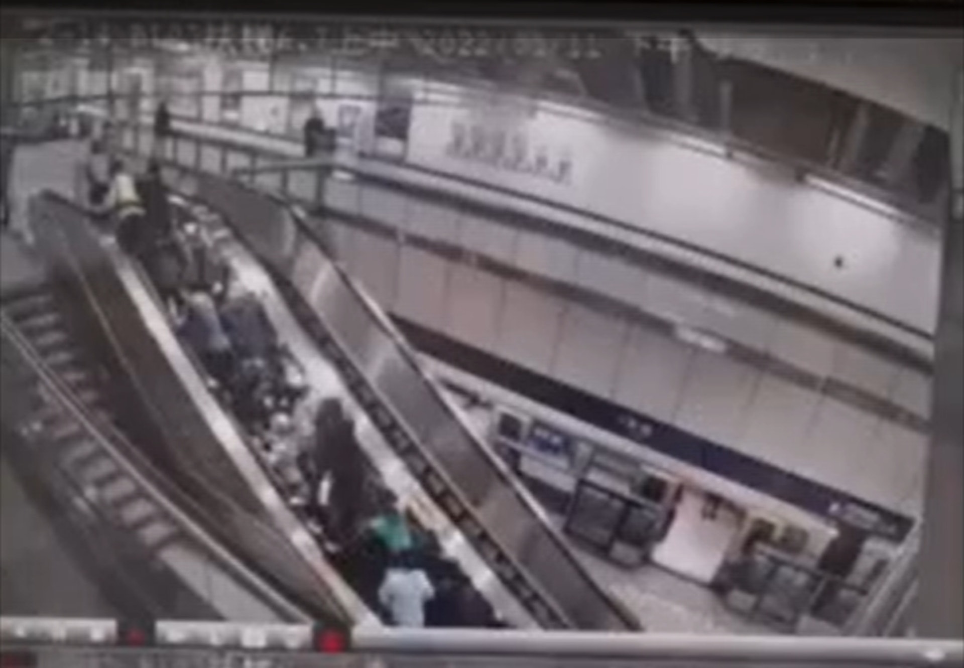 台北捷運板南線新埔站本月11日發生駭人的電扶梯失速意外，原本是載乘客上樓的電扶梯，卻因不明原因突然向下，近30名乘客狼狽慘摔。（影片截圖：聯合新聞網授權使用）