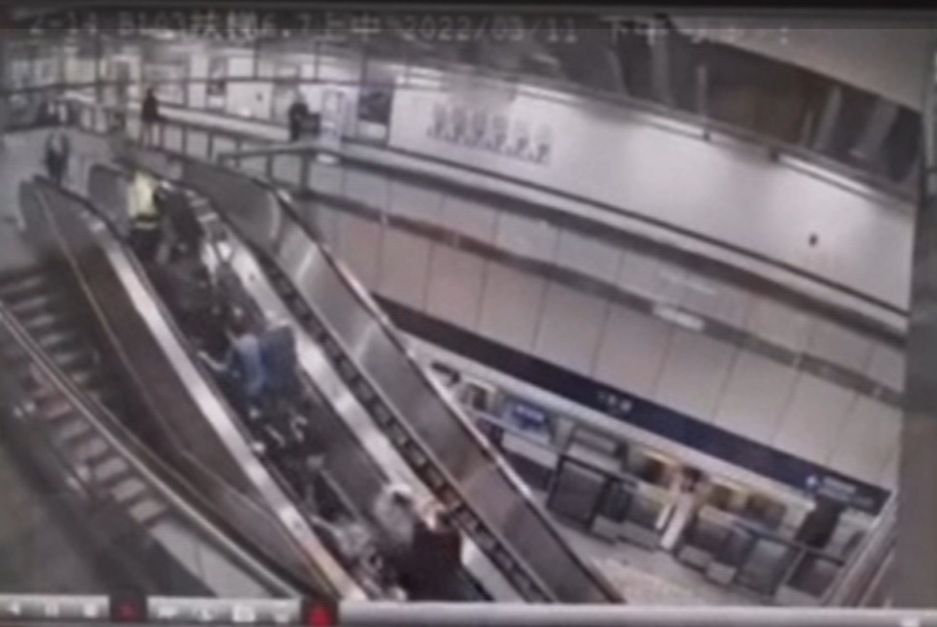 台北捷運板南線新埔站本月11日發生駭人的電扶梯失速意外，原本是載乘客上樓的電扶梯，卻因不明原因突然向下，近30名乘客狼狽慘摔。（影片截圖：聯合新聞網授權使用）