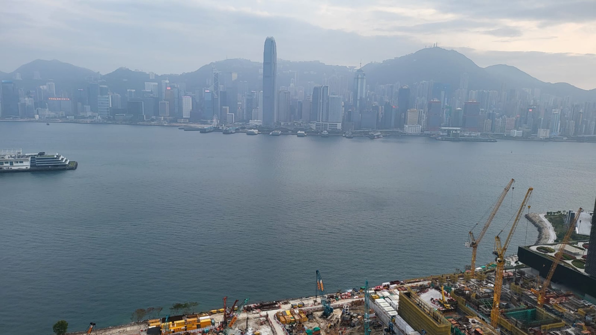 低估價易手的君臨天下1座中層A室,享有單邊東南維港海景。(代理相片) 低估價易手的君臨天下1座中層A室,享有單邊東南維港海景。(代理相片)