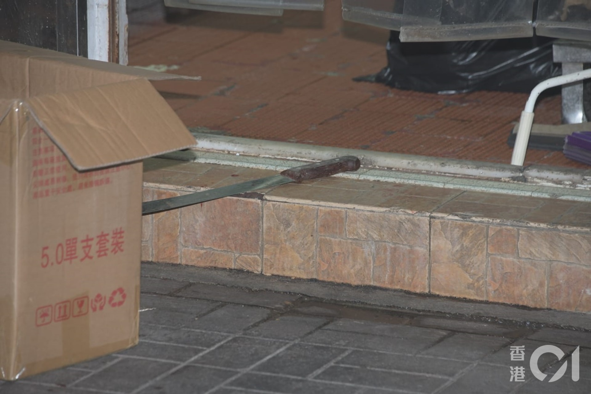 斬人案現場遺下牛肉刀。(黃偉民攝) 斬人案現場遺下牛肉刀。(黃偉民攝)