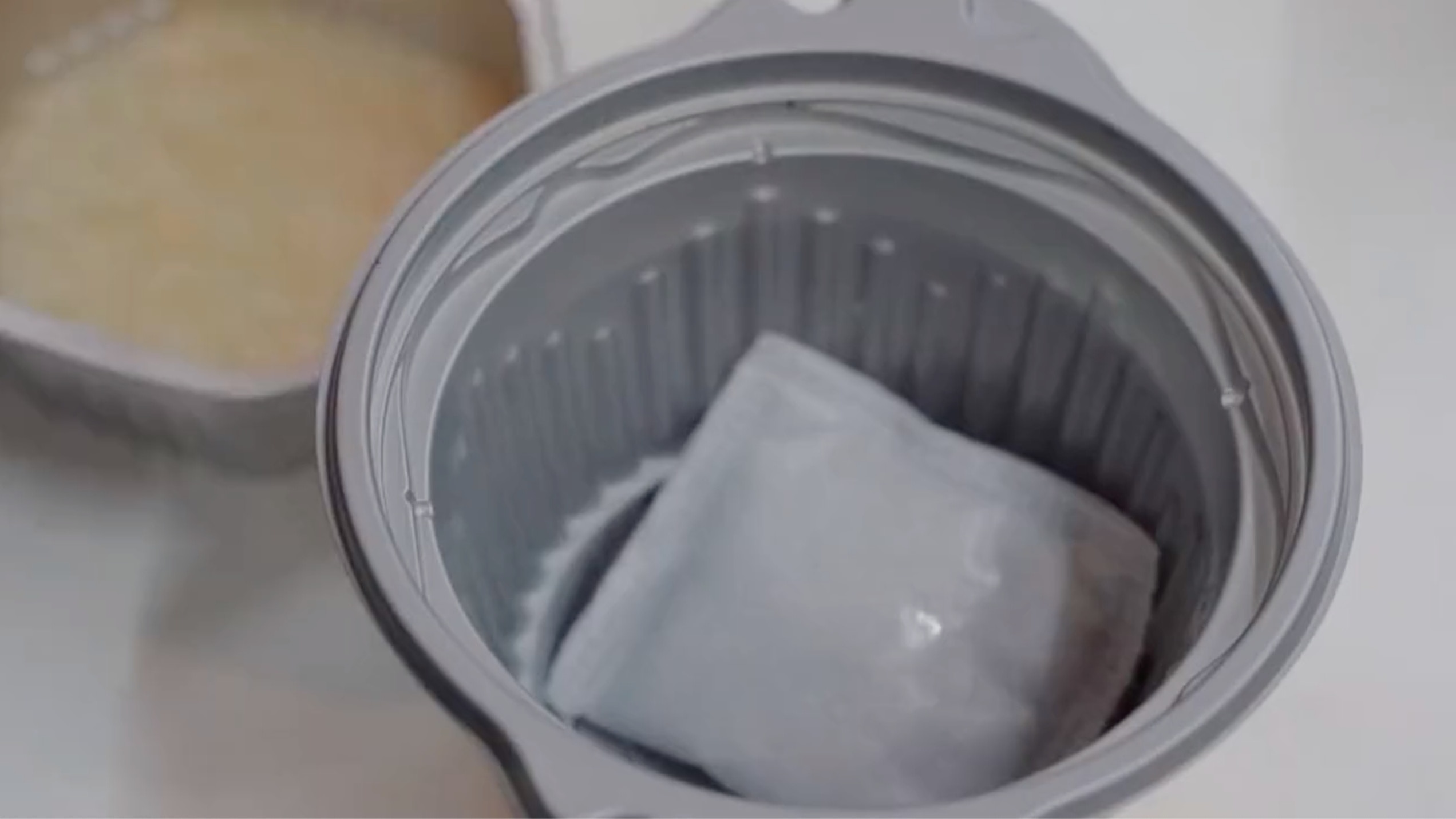 只要將加熱包放入冷水中，兩者就會產生化學反應形成熱蒸汽，15分鐘後就可煮好一碗熱騰騰的米飯。（影片截圖）