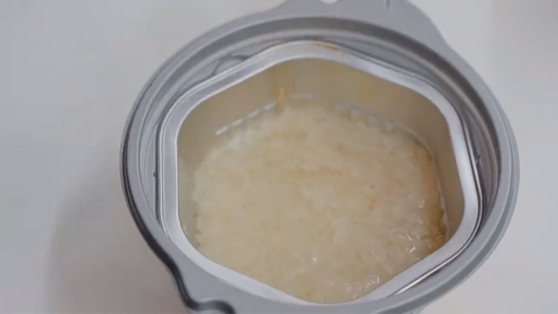 只要將加熱包放入冷水中,兩者就會產生化學反應形成熱蒸汽,15分鐘後就可煮好一碗熱騰騰的米飯。(影片截圖) 只要將加熱包放入冷水中,兩者就會產生化學反應形成熱蒸汽,15分鐘後就可煮好一碗熱騰騰的米飯。(影片截圖)