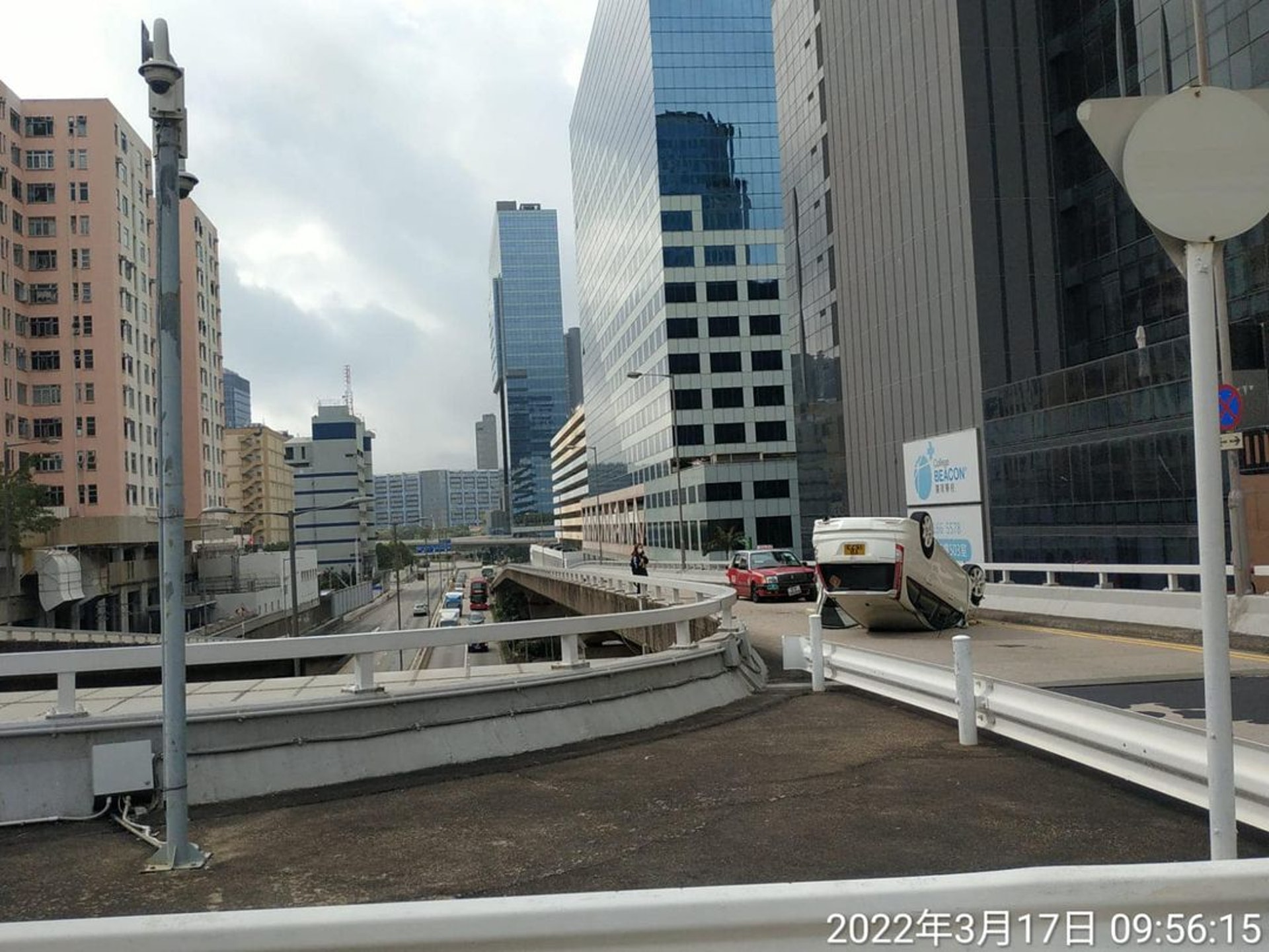 九龍灣天橋私家車與的士相撞後翻側2司機受傷 九龍灣天橋私家車與的士相撞後翻側2司機受傷