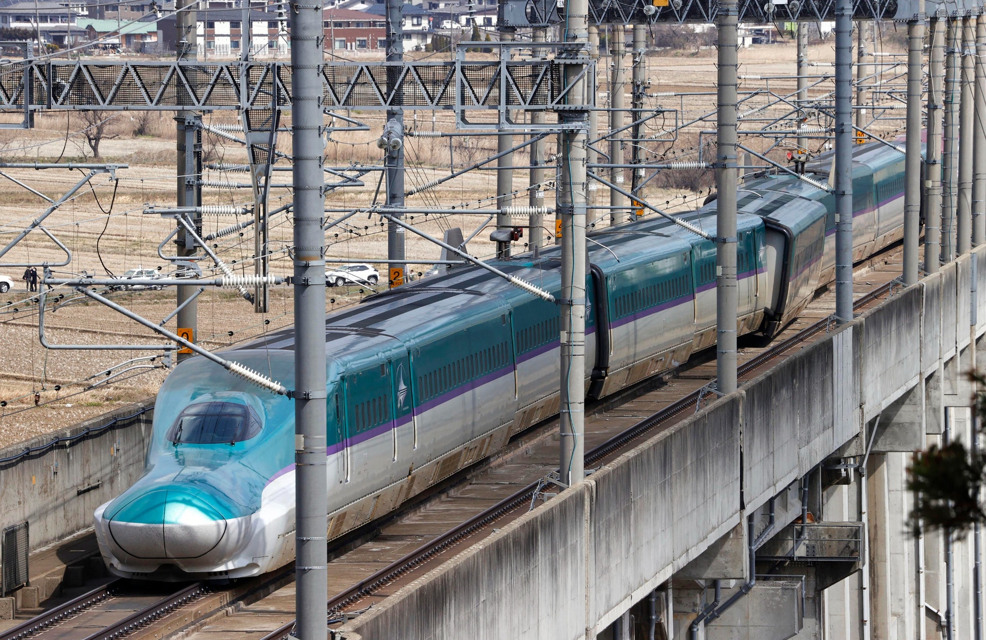 圖為3月17日,日本宮城縣一架新幹線列車在地震時脫軌,現時新幹線服務受阻。(AP) 圖為3月17日,日本宮城縣一架新幹線列車在地震時脫軌,現時新幹線服務受阻。(AP)