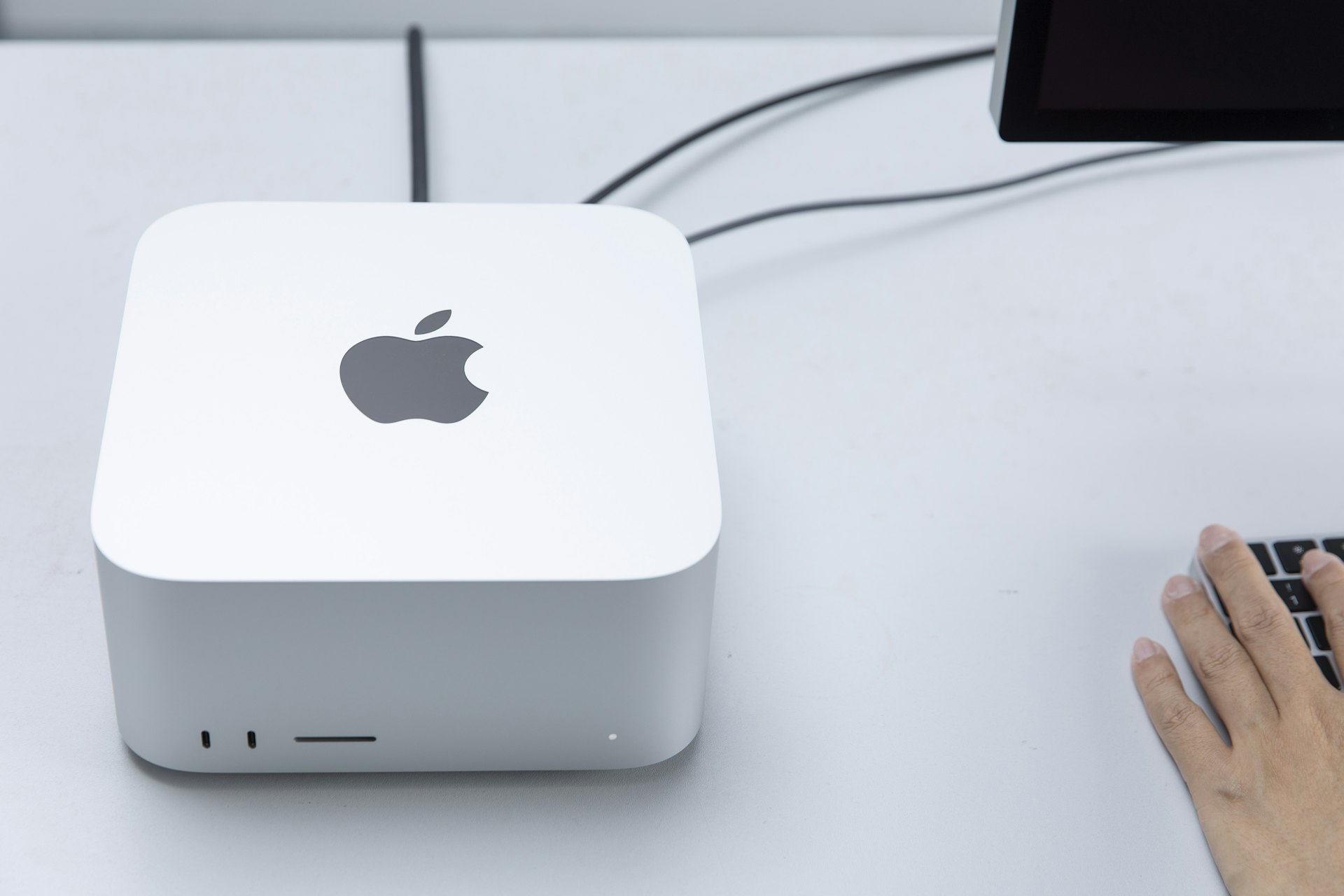 Mac Studio機身只是比之前Mac Mini稍高,仍然頗慳位。(黃寶瑩 攝)