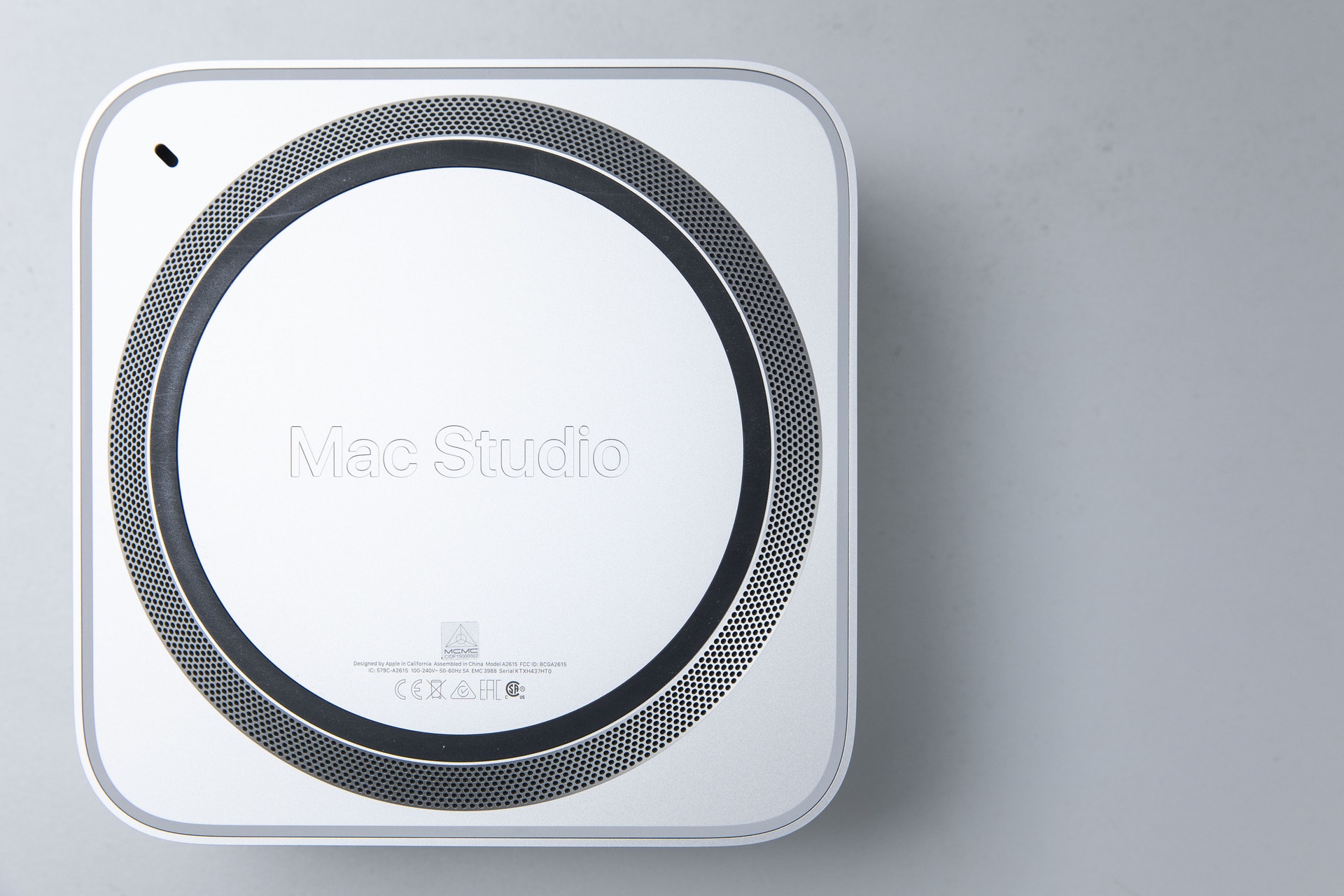 機底刻印了Mac Studio(黃寶瑩 攝)
