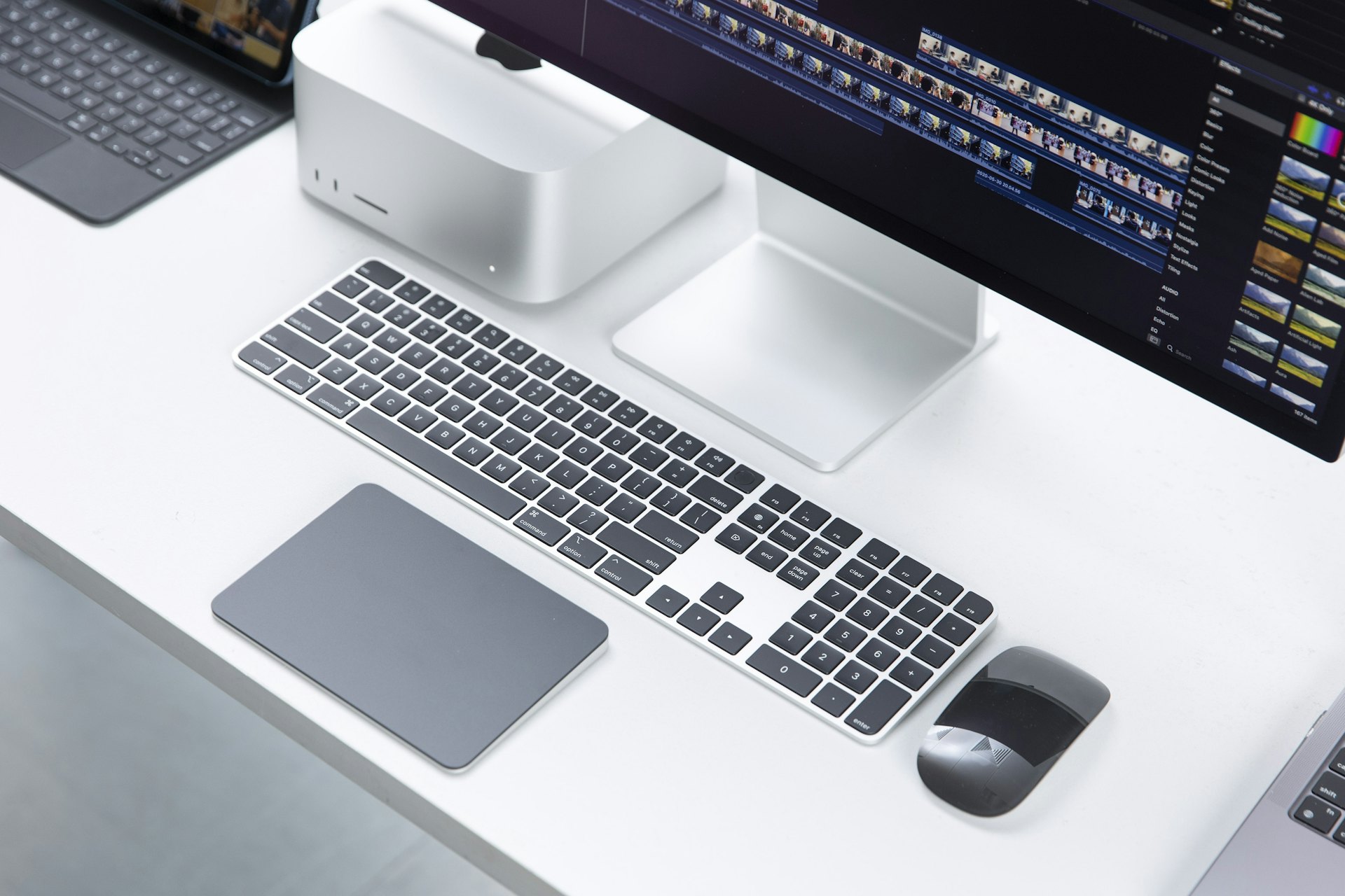 全新配色Magic Keyboard連TouchID、Magic Trackpad及Magic Mouse(黃寶瑩 攝)