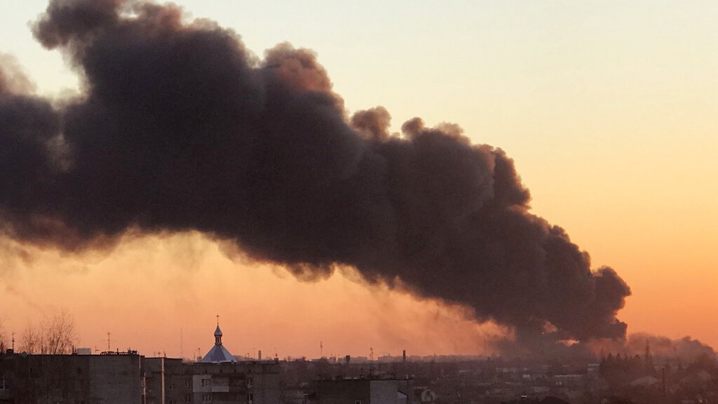 烏克蘭局勢|西部利沃夫傳爆炸聲與冒煙 市長:導彈襲機場維修廠 烏克蘭局勢|西部利沃夫傳爆炸聲與冒煙 市長:導彈襲機場維修廠