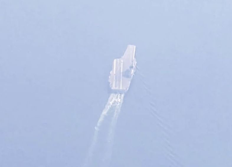網民在金門上空攝下山東艦。（Facebook解放軍評論團粉專網頁）