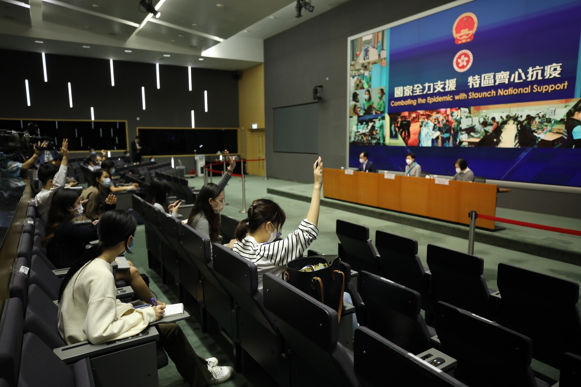 林鄭說,即使距離任期結束只有3個多月,但每天仍滿有抗疫精神:「沒有一刻感覺到身心疲憊影響到我的工作,包括我每天來見你們(記者),談談香港抗疫的情況。」 林鄭說,即使距離任期結束只有3個多月,但每天仍滿有抗疫精神:「沒有一刻感覺到身心疲憊影響到我的工作,包括我每天來見你們(記者),談談香港抗疫的情況。」