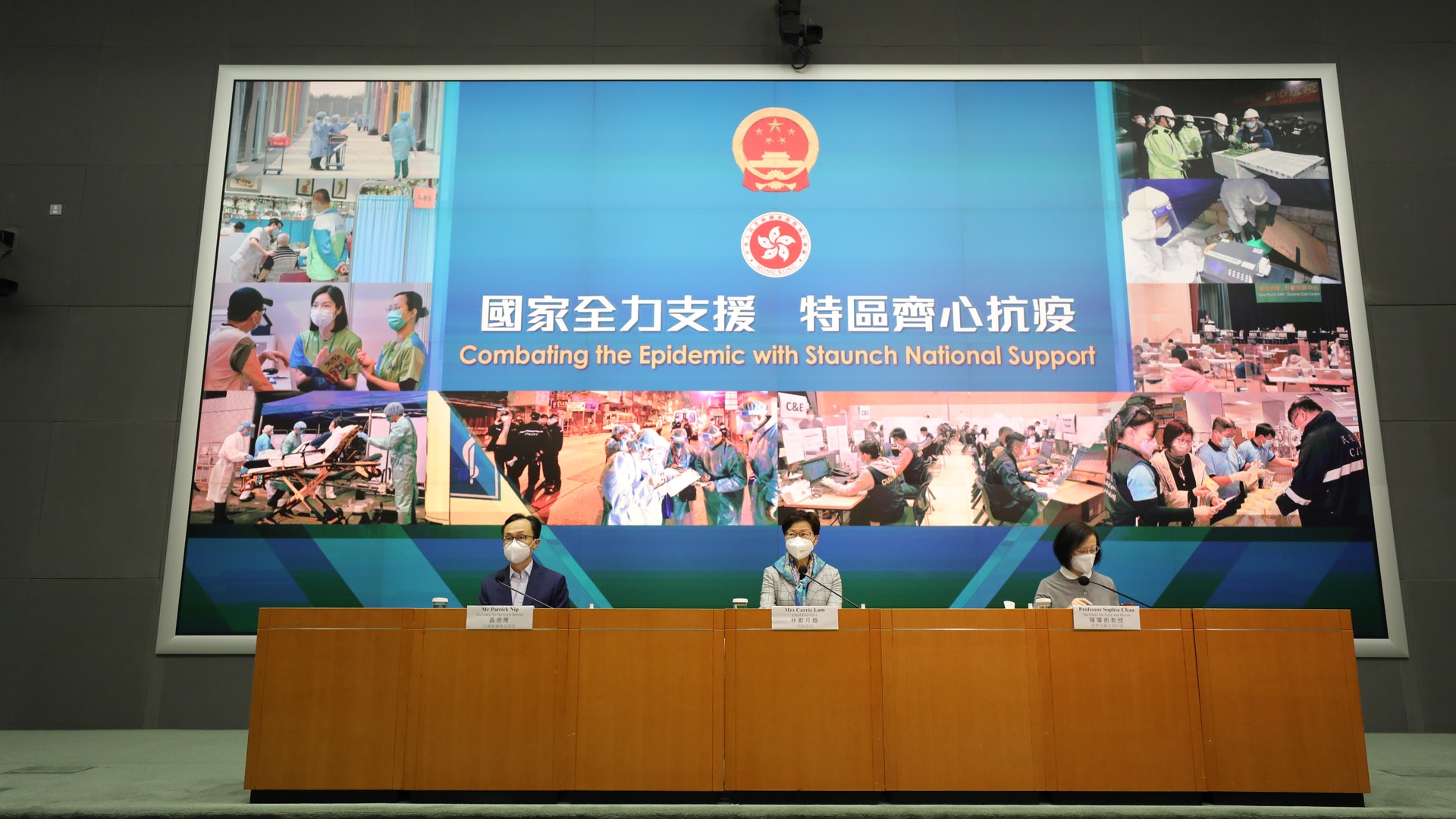 林鄭說,即使距離任期結束只有3個多月,但每天仍滿有抗疫精神:「沒有一刻感覺到身心疲憊影響到我的工作,包括我每天來見你們(記者),談談香港抗疫的情況。」 林鄭說,即使距離任期結束只有3個多月,但每天仍滿有抗疫精神:「沒有一刻感覺到身心疲憊影響到我的工作,包括我每天來見你們(記者),談談香港抗疫的情況。」