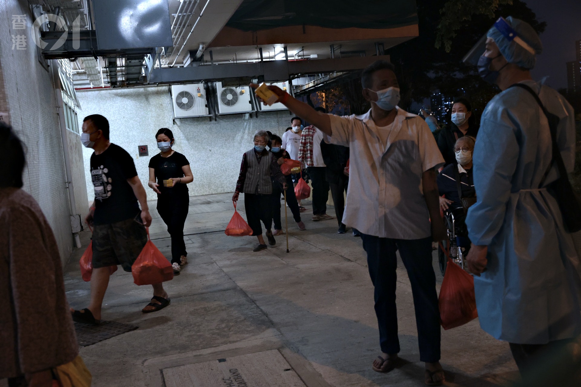 順天邨天衡樓排放的污水樣本對新冠病毒檢查呈陽性,懷疑在大廈內有隱形患者,當局3月19日圍封檢測。(歐嘉樂攝) 順天邨天衡樓排放的污水樣本對新冠病毒檢查呈陽性,懷疑在大廈內有隱形患者,當局3月19日圍封檢測。(歐嘉樂攝)