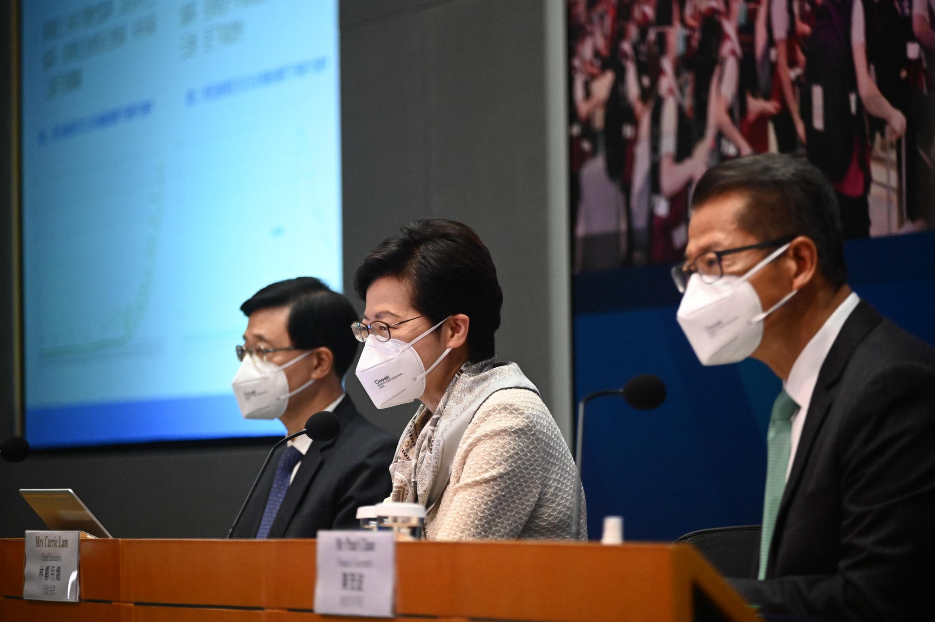 3月21日,行政長官林鄭月娥聯同政務司司長李家超,以及財政司司長陳茂波出席抗疫記者會。(資料圖片) 3月21日,行政長官林鄭月娥聯同政務司司長李家超,以及財政司司長陳茂波出席抗疫記者會。(資料圖片)