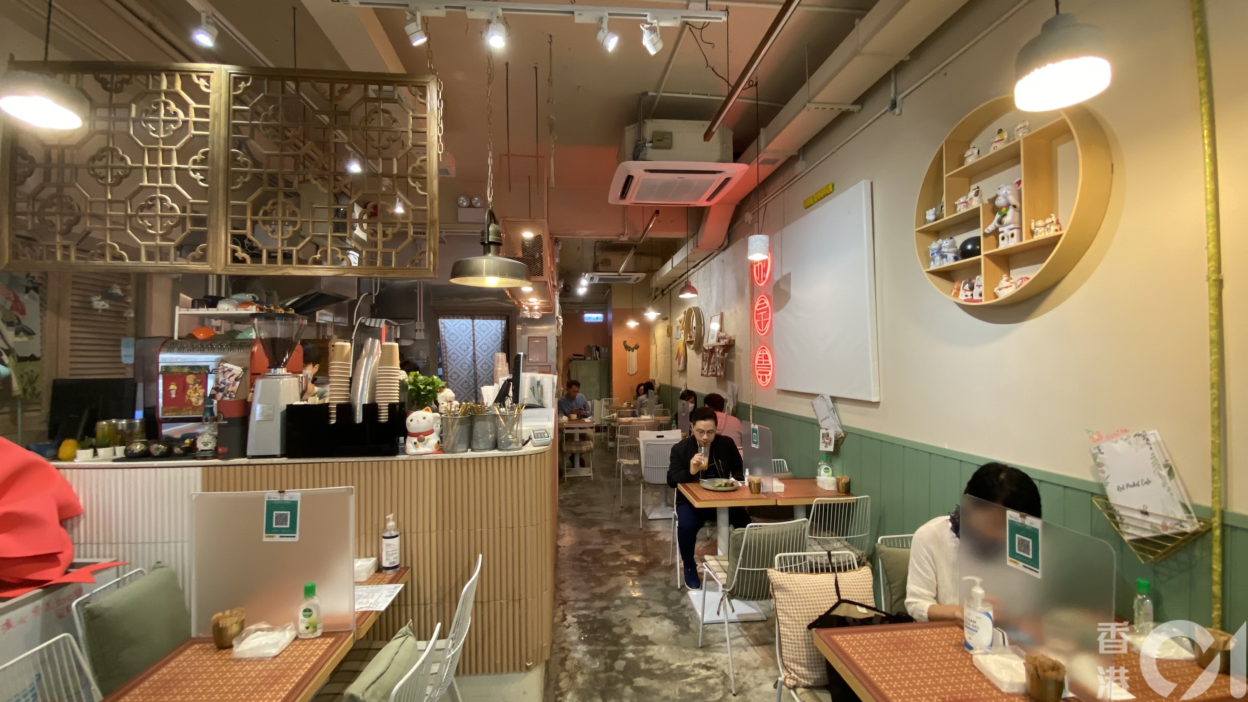 政府今日（21日）宣布，最快4月21日起逐步放寬晚市堂食及四人一枱。（孔繁栩攝）