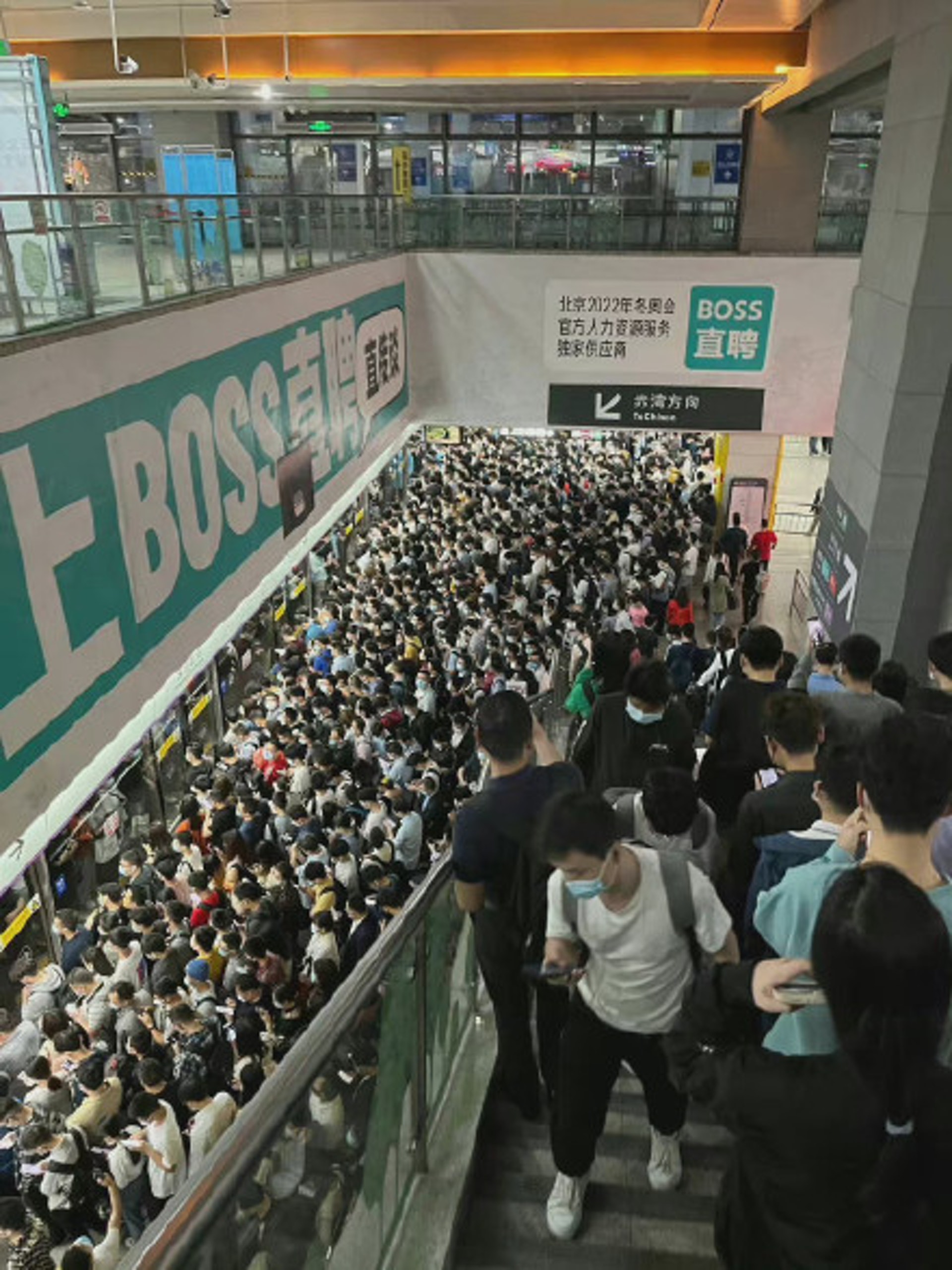 市民擠爆地鐵。(微博) 市民擠爆地鐵。(微博)