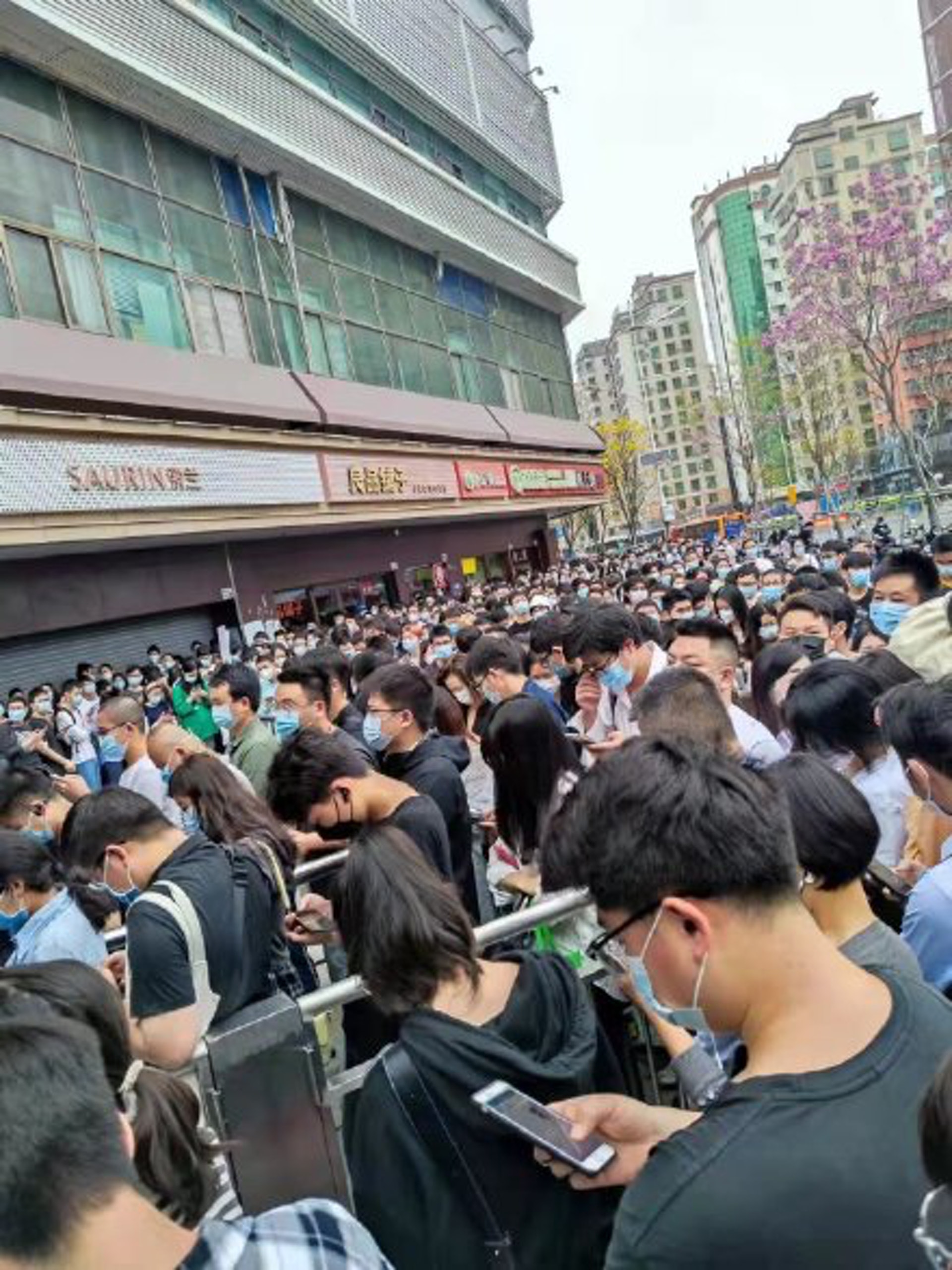 市民擠爆地鐵。(微博) 市民擠爆地鐵。(微博)