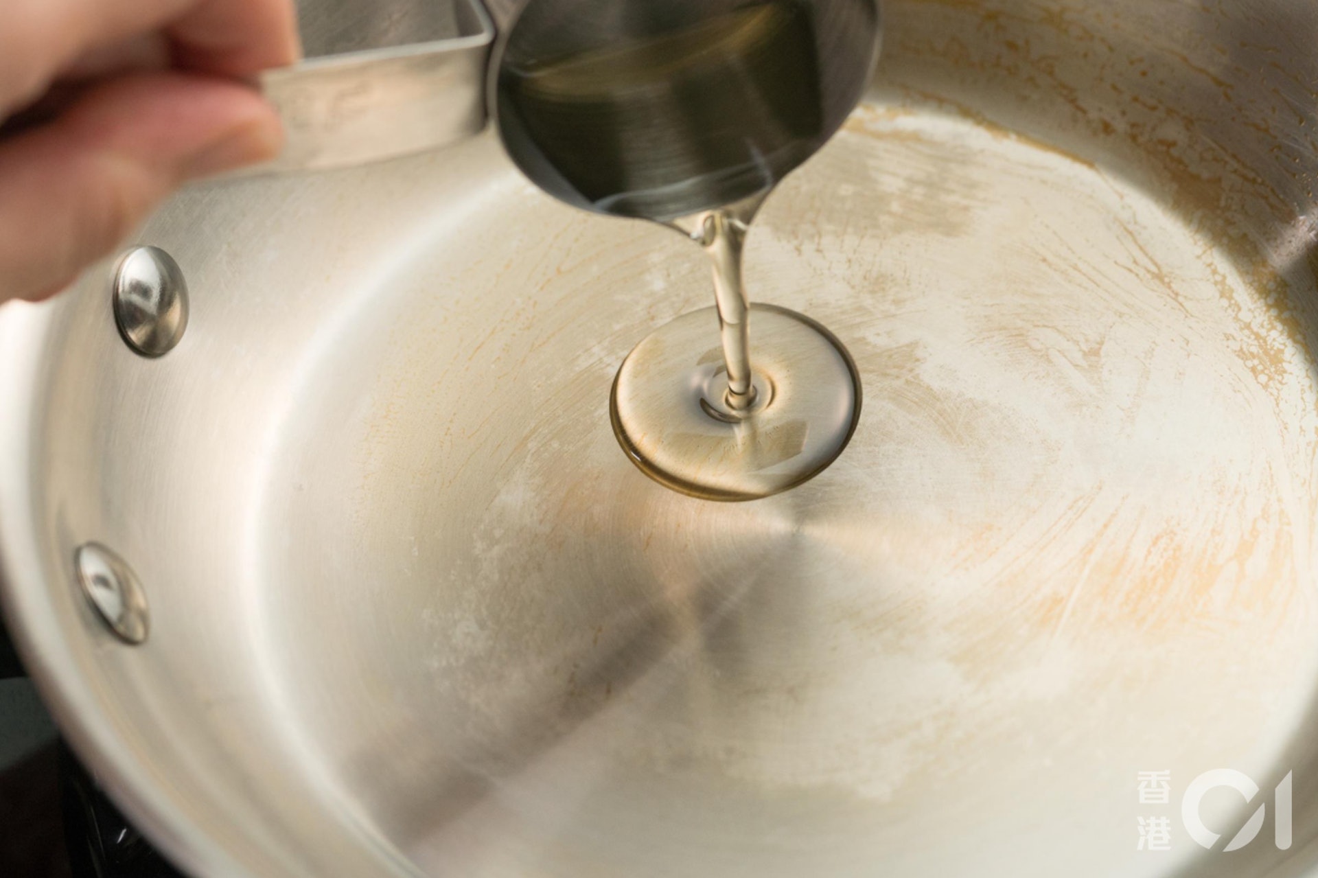熱油會跟鍋面發生聚合化（Polymerize）形成一層保護膜，令鍋面變得光滑，成了一層天然的不黏塗層。（資料圖片/李思敏、杜啟邦、張芷澄攝）