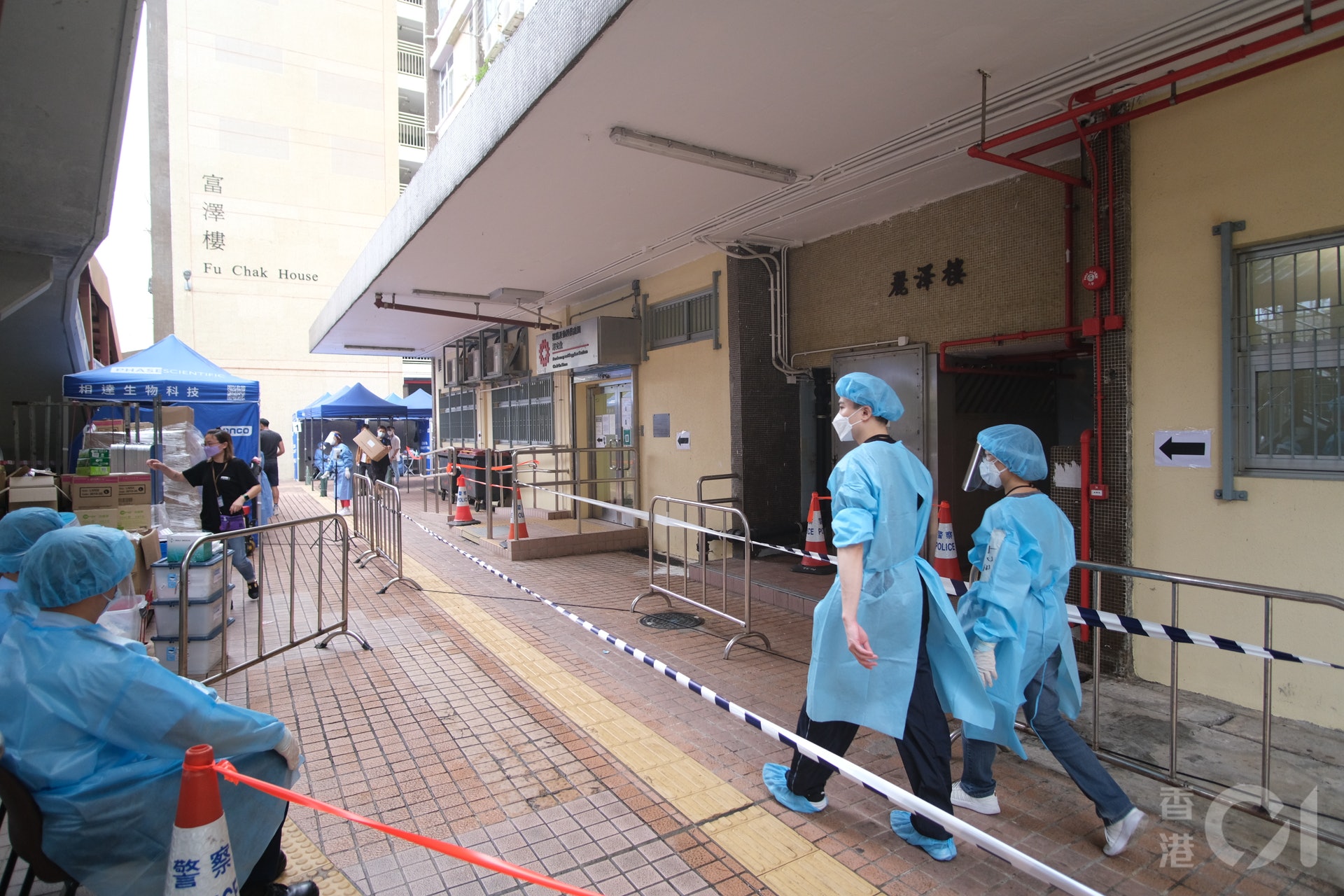 深水埗澤安邨麗澤樓排放的污水樣本對新冠病毒檢查呈陽性,懷疑在大廈內有隱形患者,當局3月22日圍封檢測。(盧翊銘攝) 深水埗澤安邨麗澤樓排放的污水樣本對新冠病毒檢查呈陽性,懷疑在大廈內有隱形患者,當局3月22日圍封檢測。(盧翊銘攝)