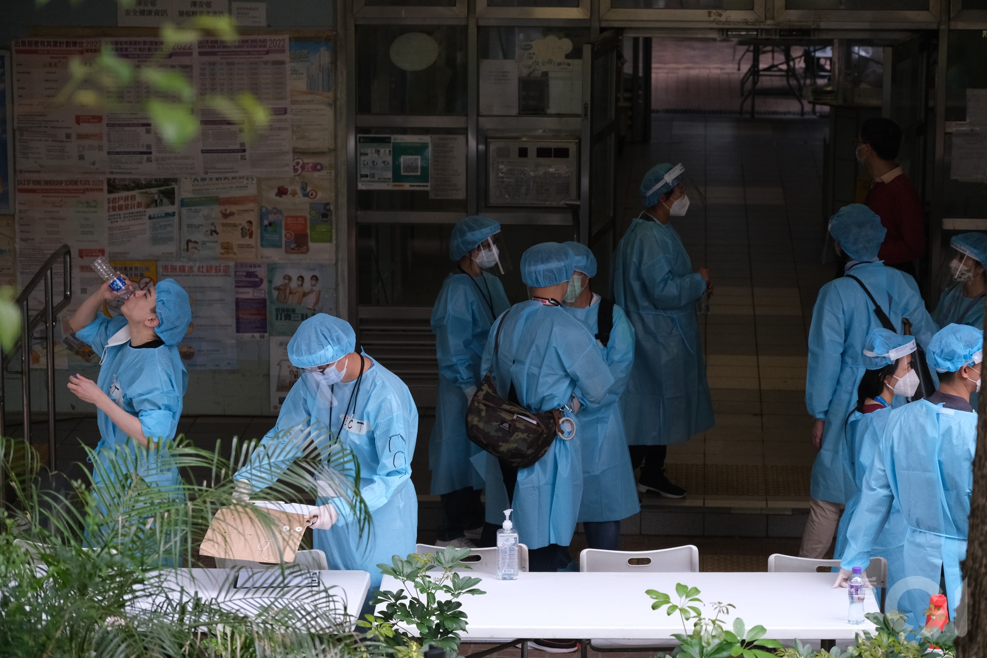 深水埗澤安邨麗澤樓排放的污水樣本對新冠病毒檢查呈陽性,懷疑在大廈內有隱形患者,當局3月22日圍封檢測。(盧翊銘攝) 深水埗澤安邨麗澤樓排放的污水樣本對新冠病毒檢查呈陽性,懷疑在大廈內有隱形患者,當局3月22日圍封檢測。(盧翊銘攝)