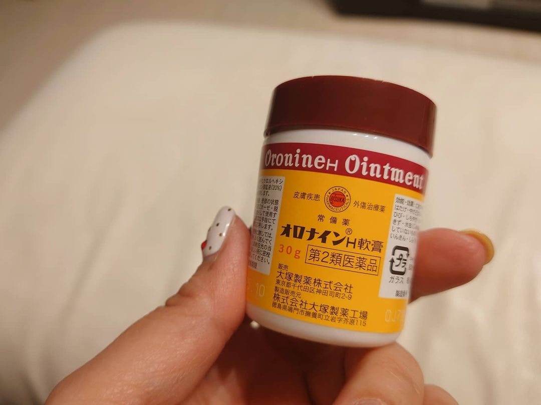 【護膚／娥羅納英】不少人用娥羅納英來處理皮膚刮傷或擦傷問題，皆因當中含有殺菌成分，可預防傷口發炎，但原來娥羅納英還可用來防止長暗瘡、保濕，更可去黑頭粉刺的神奇功效？(maki___makiring@IG)