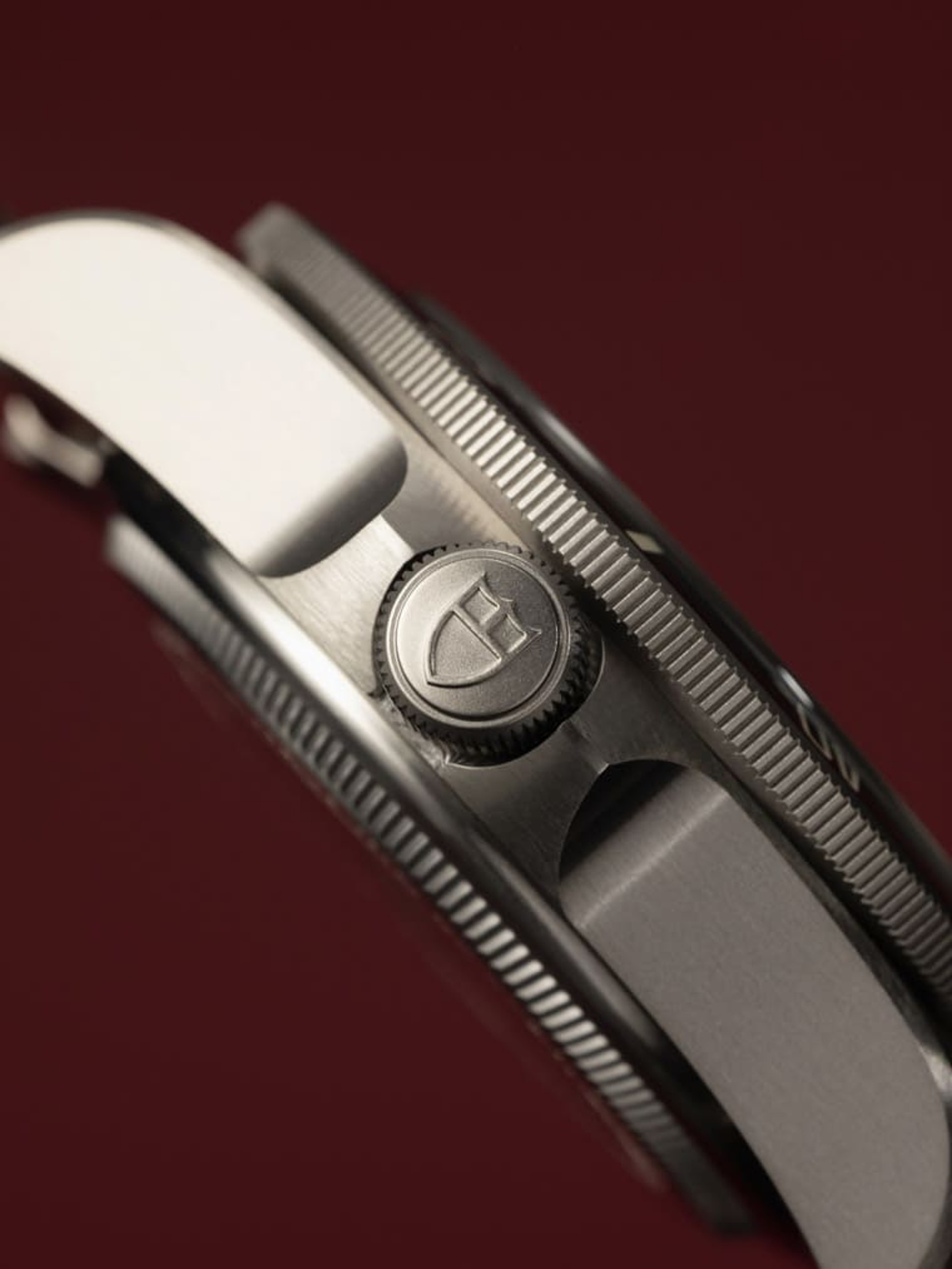 帝舵為左撇子設計的Pelagos LHD,讓習慣把手錶戴在右手的人可以用左手輕鬆調校時間和上鍊。(TUDOR官網) 帝舵為左撇子設計的Pelagos LHD,讓習慣把手錶戴在右手的人可以用左手輕鬆調校時間和上鍊。(TUDOR官網)