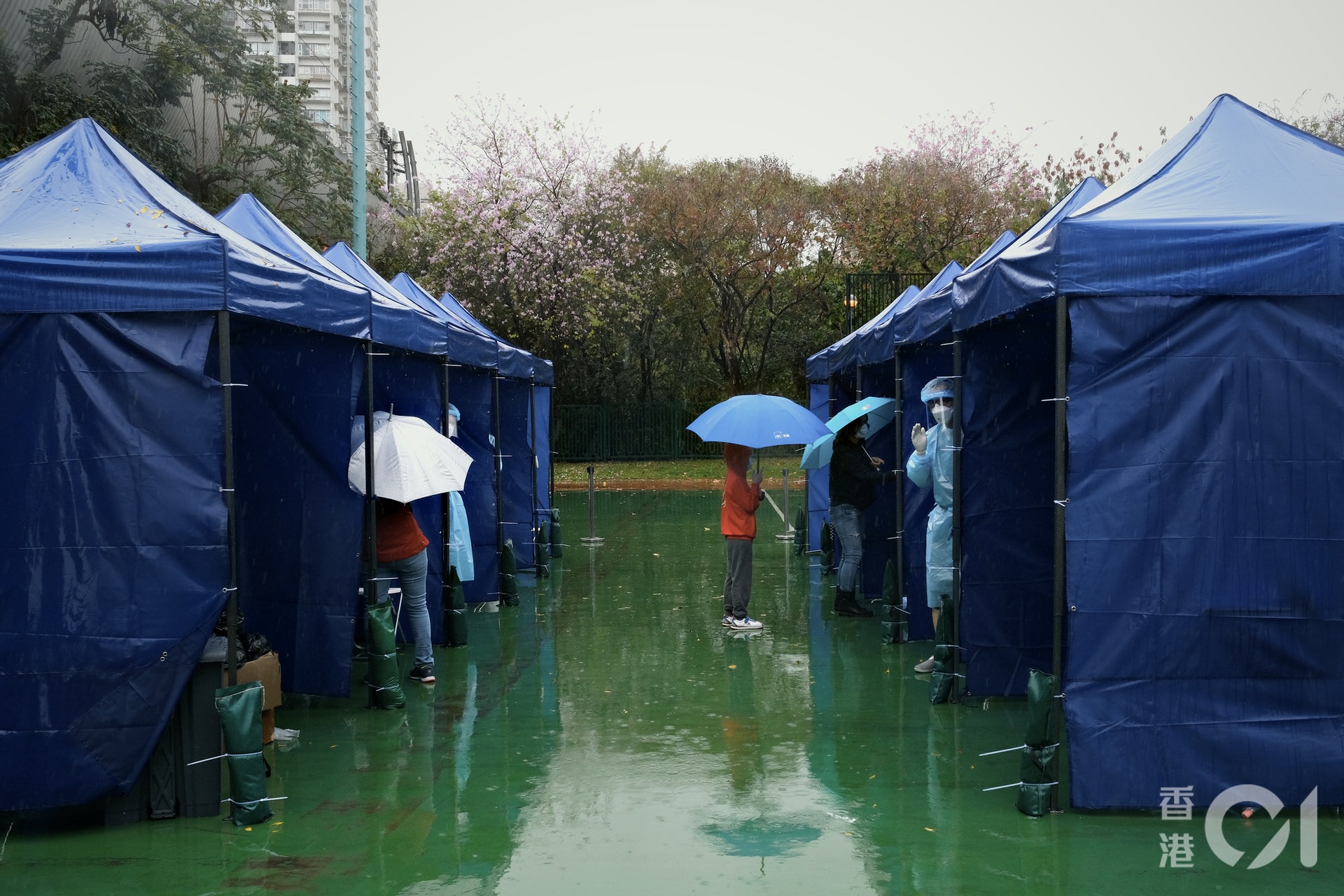 3月23日,沙田圍遊樂場流動採樣站開放,不過只得零星市民進行檢測,估計整個過程只須五分鐘可完成。(歐嘉樂攝) 3月23日,沙田圍遊樂場流動採樣站開放,不過只得零星市民進行檢測,估計整個過程只須五分鐘可完成。(歐嘉樂攝)