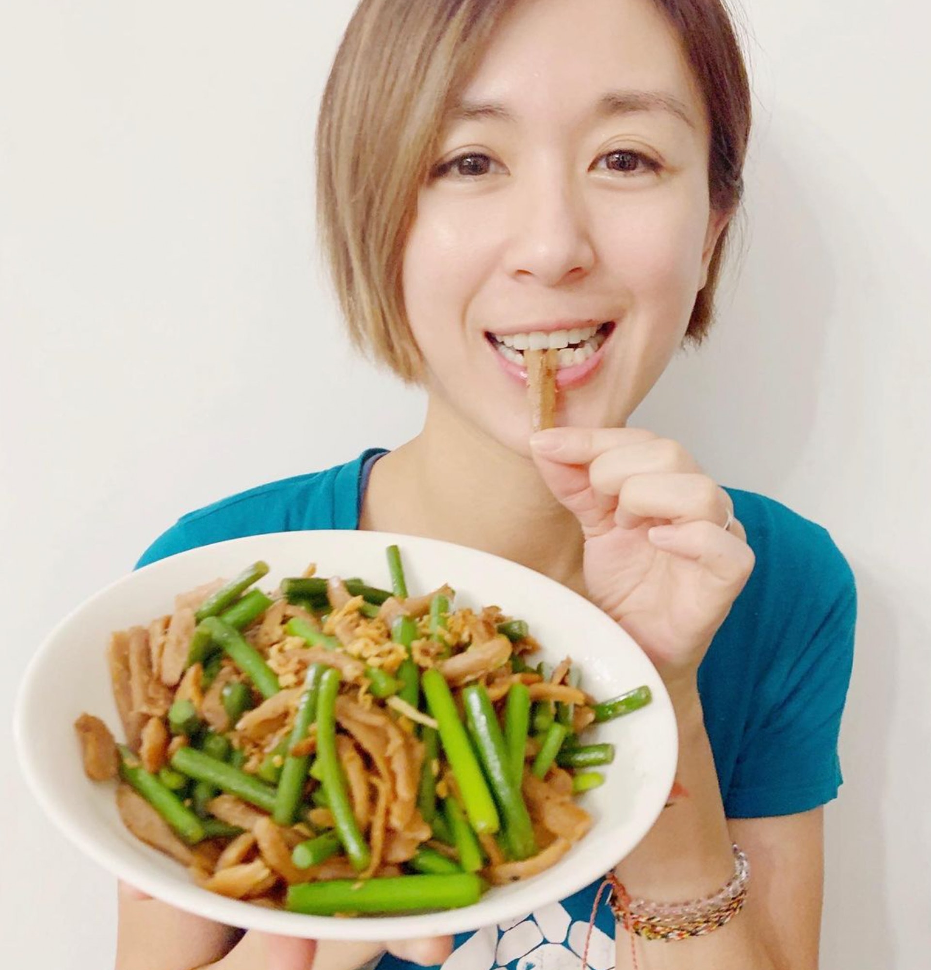 唐寧用「新肉絲」烹調蒜苗。(IG@leilakong1205) 唐寧用「新肉絲」烹調蒜苗。(IG@leilakong1205)