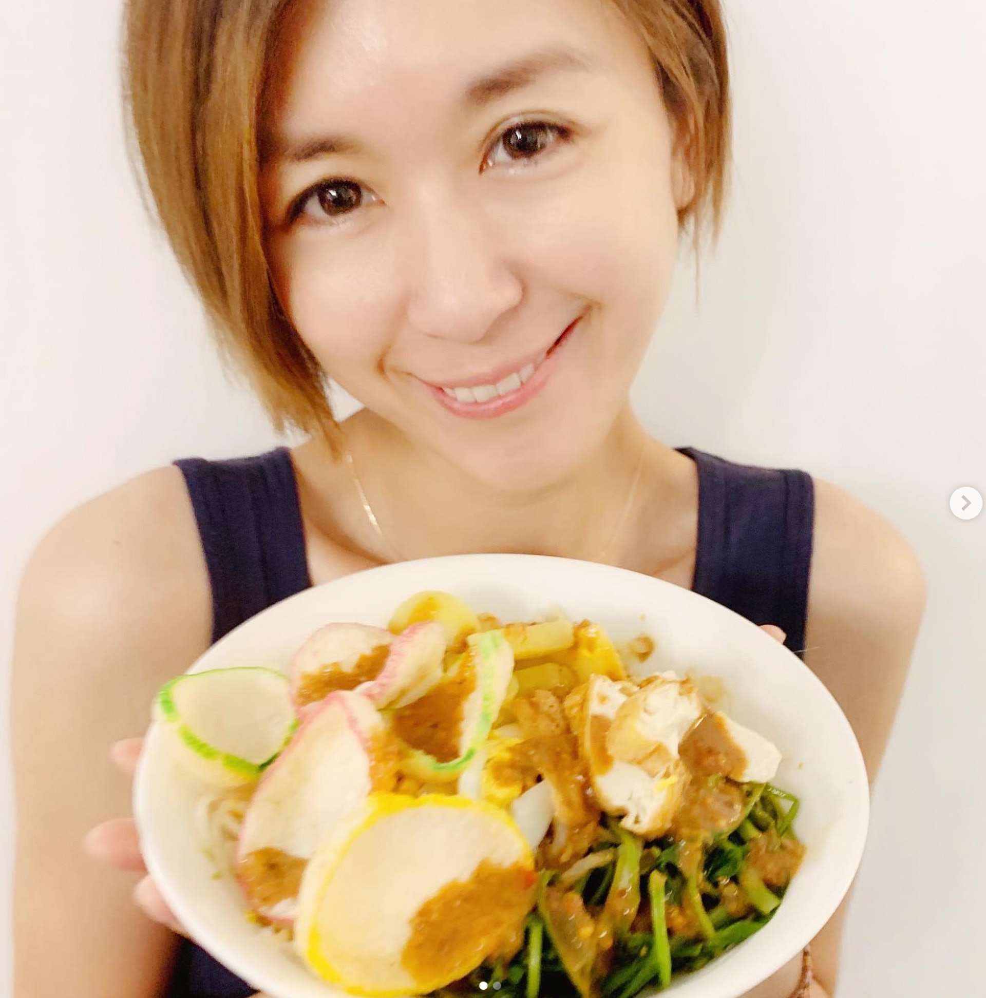 媽媽教唐寧煮印度美食。(IG@leilakong1205) 媽媽教唐寧煮印度美食。(IG@leilakong1205)