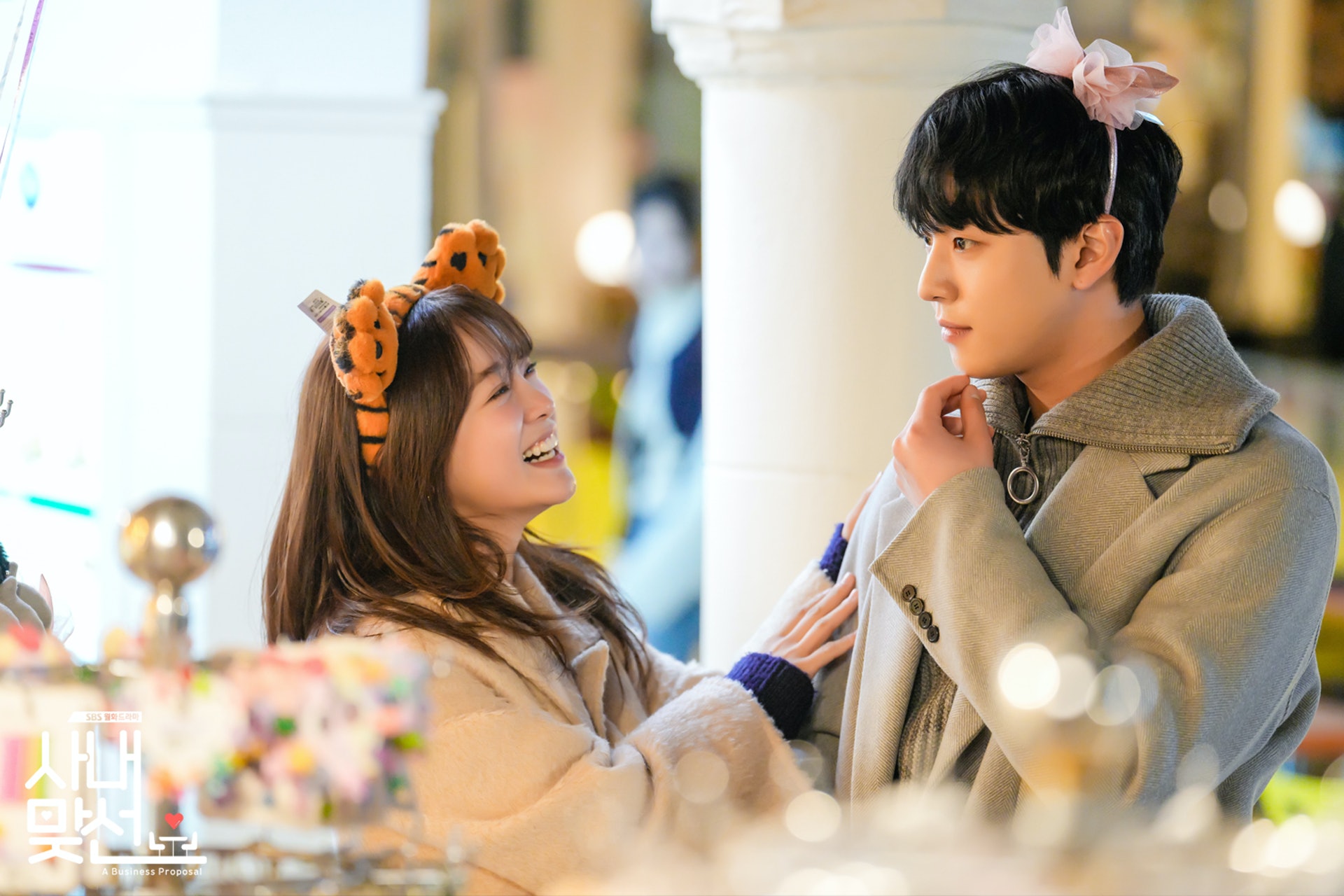 《社內相親》勝在劇情夠輕鬆浪漫,在韓國和海外均有極高人氣。(《社內相親》劇照)