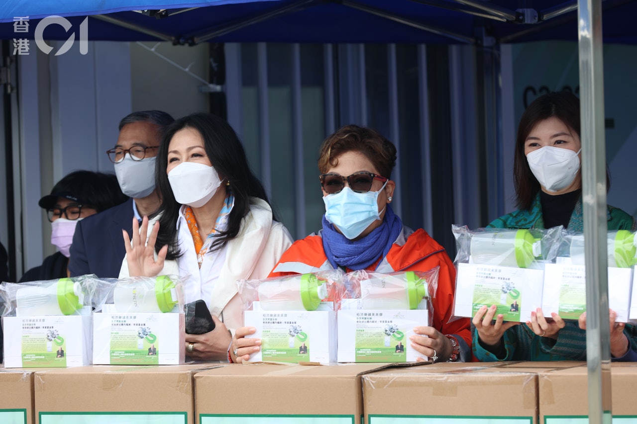 肥媽(中)以廣東省梅州市政協委員身份到訪青衣方艙醫院捐贈物資。(陳順禎 攝) 肥媽(中)以廣東省梅州市政協委員身份到訪青衣方艙醫院捐贈物資。(陳順禎 攝)