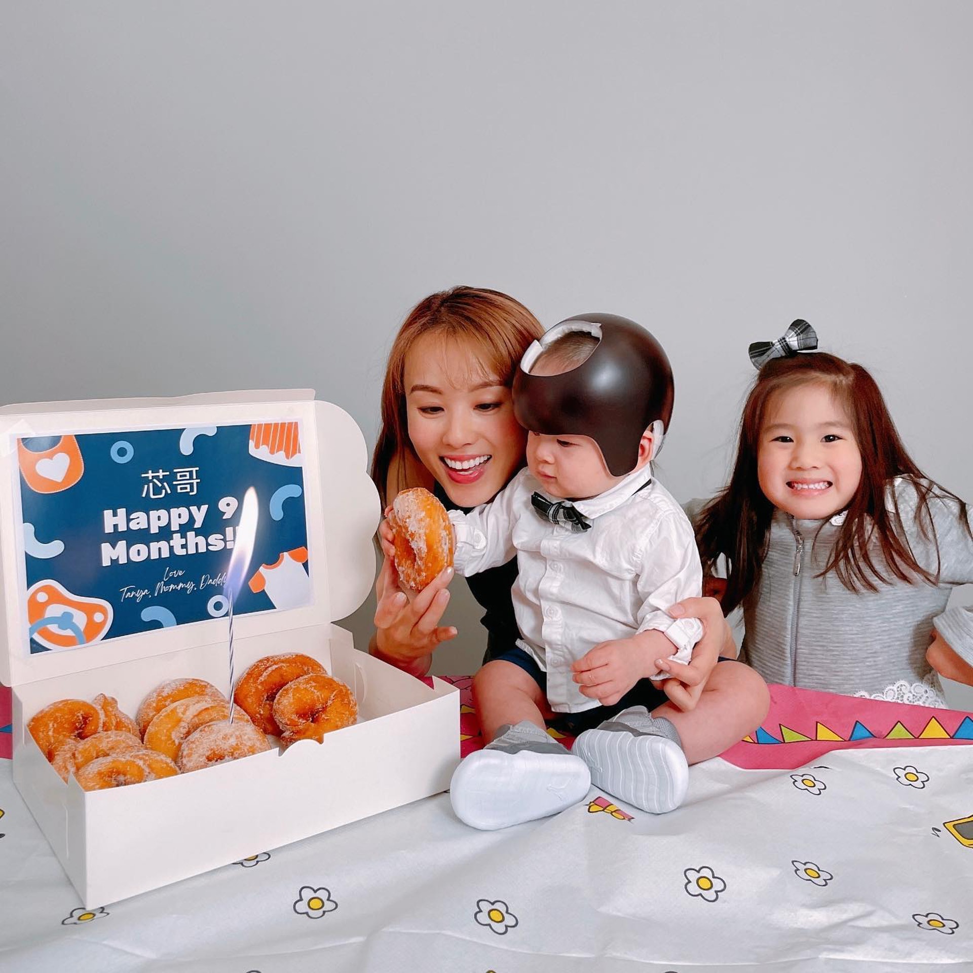 有網民發現在楊洛婷囝囝Tristan頭上帶着一個頭盔。(楊洛婷ig) 有網民發現在楊洛婷囝囝Tristan頭上帶着一個頭盔。(楊洛婷ig)