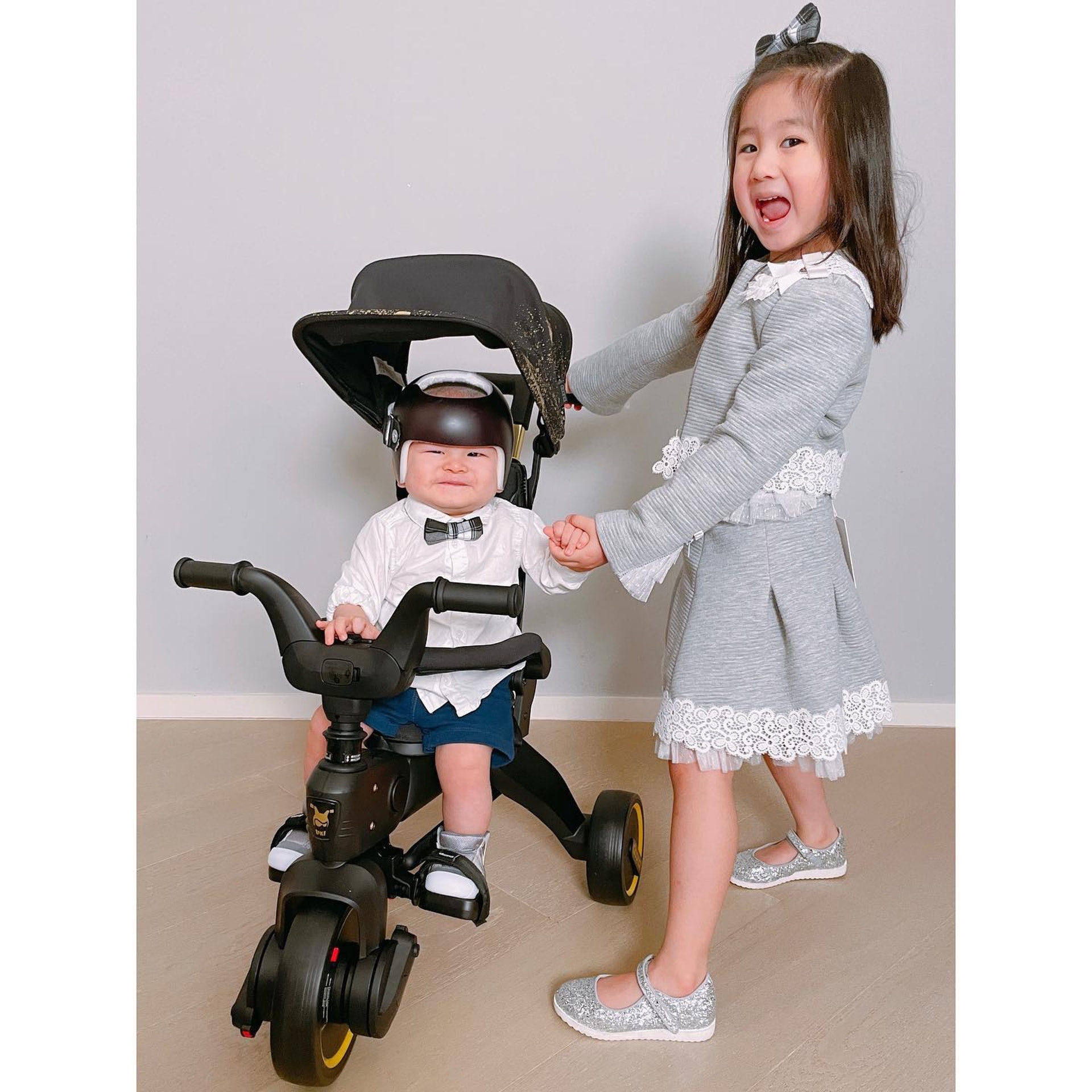 有網民發現在楊洛婷囝囝Tristan頭上帶着一個頭盔。(楊洛婷ig) 有網民發現在楊洛婷囝囝Tristan頭上帶着一個頭盔。(楊洛婷ig)