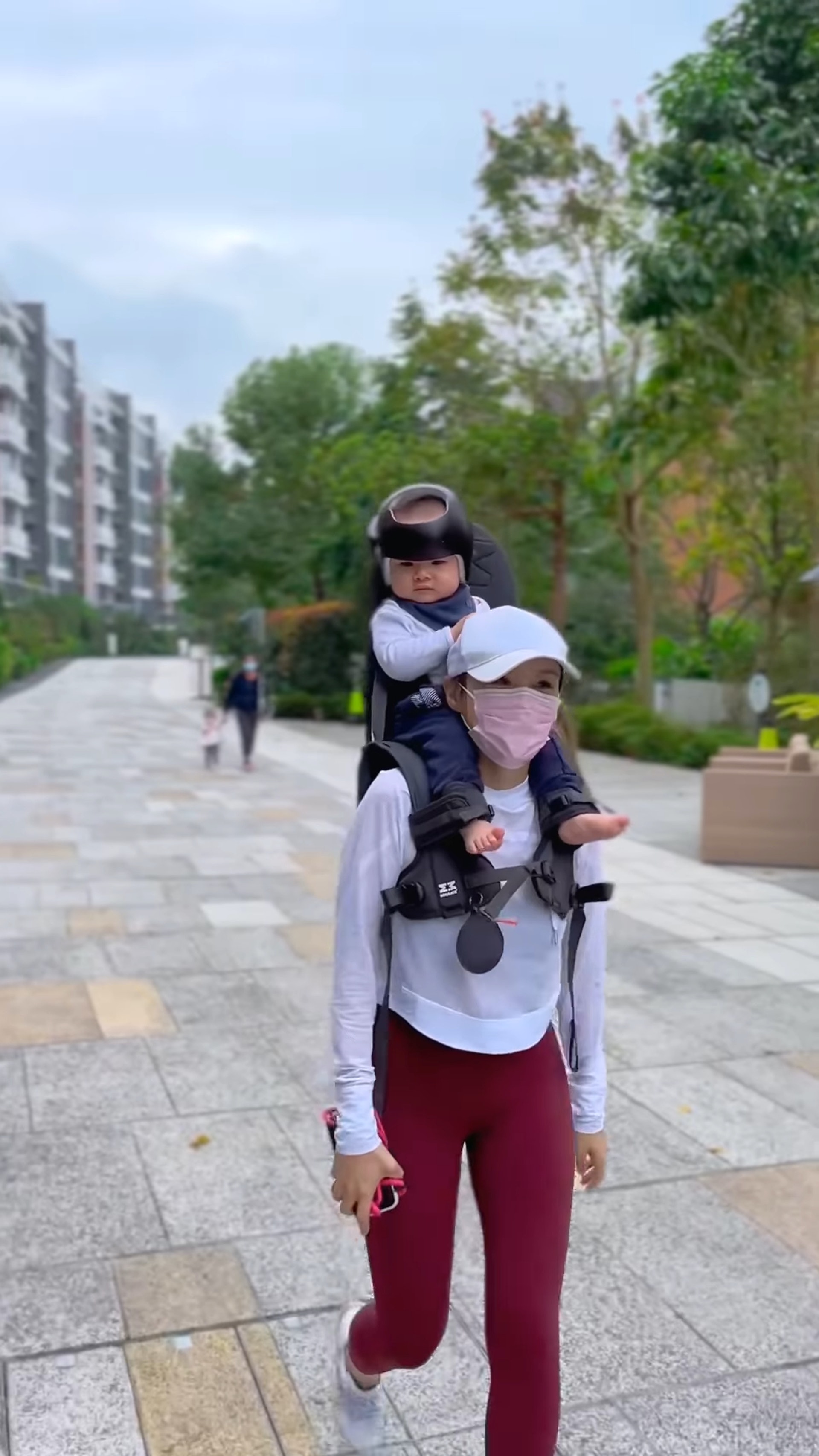 有網民發現在楊洛婷囝囝Tristan頭上帶着一個頭盔。(楊洛婷ig) 有網民發現在楊洛婷囝囝Tristan頭上帶着一個頭盔。(楊洛婷ig)