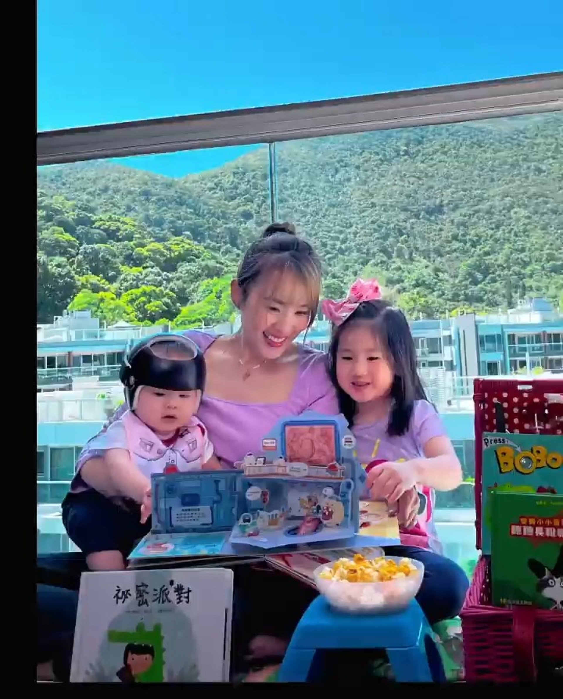 有網民發現在楊洛婷囝囝Tristan頭上帶着一個頭盔。(楊洛婷ig) 有網民發現在楊洛婷囝囝Tristan頭上帶着一個頭盔。(楊洛婷ig)