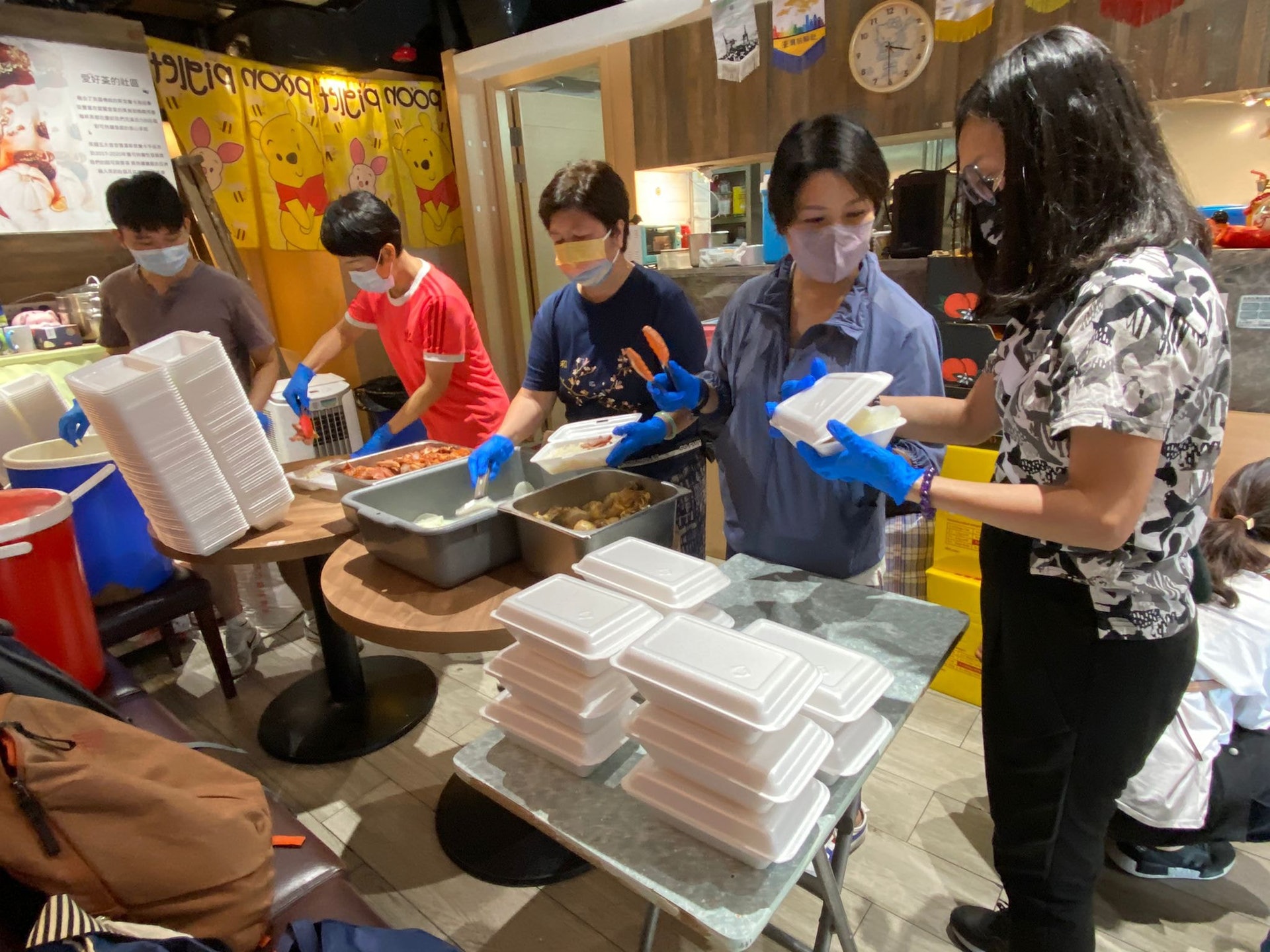 疫情之下,無阻以社會企業模式經營的喜樂餐飲烘焙定期為區內長者提供免費派飯服務。(喜樂餐飲烘焙提供圖片) 疫情之下,無阻以社會企業模式經營的喜樂餐飲烘焙定期為區內長者提供免費派飯服務。(喜樂餐飲烘焙提供圖片)
