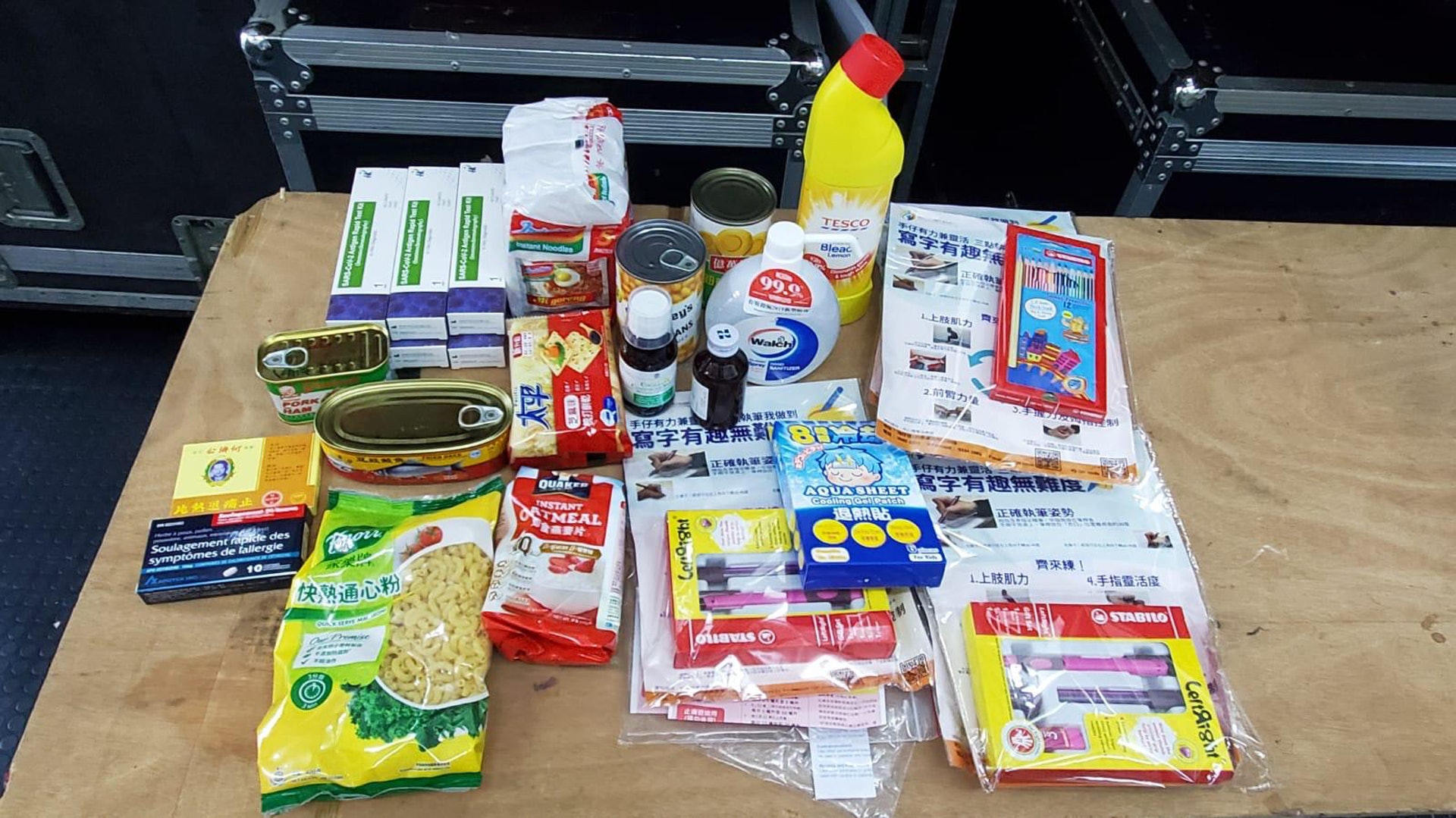 物資包內有食品、快速測試劑、消毒物品及成人和兒童平安藥包等。(九龍樂善堂提供) 物資包內有食品、快速測試劑、消毒物品及成人和兒童平安藥包等。(九龍樂善堂提供)