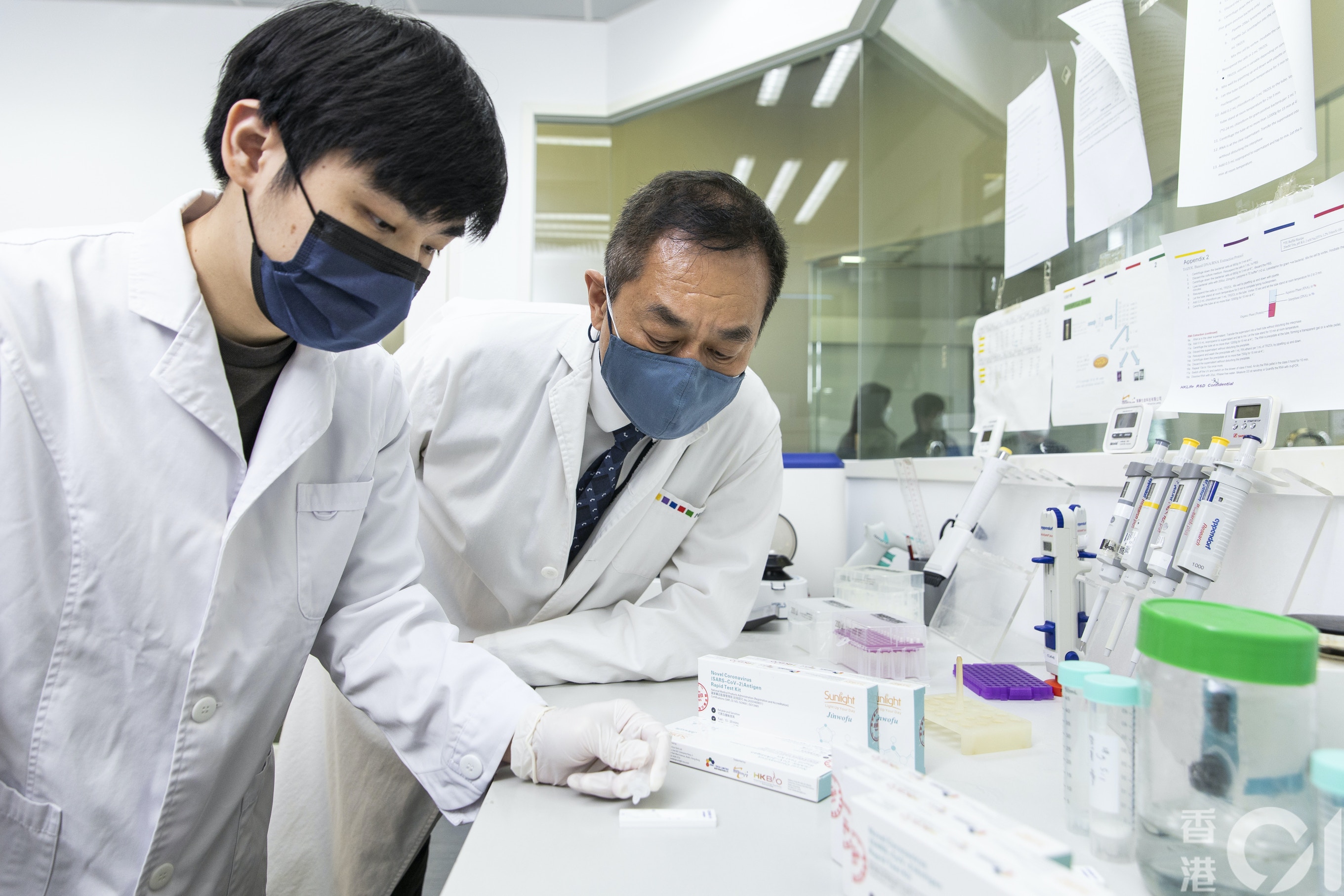 香港生物科技協會主席于常海(右)介紹ART-Quant可根據快速測試棒「T線」深淺，判斷病人抗原數值，而抗原數值則與病毒量成正比，數值愈高體內病毒量亦愈高。（黃寶瑩攝）
