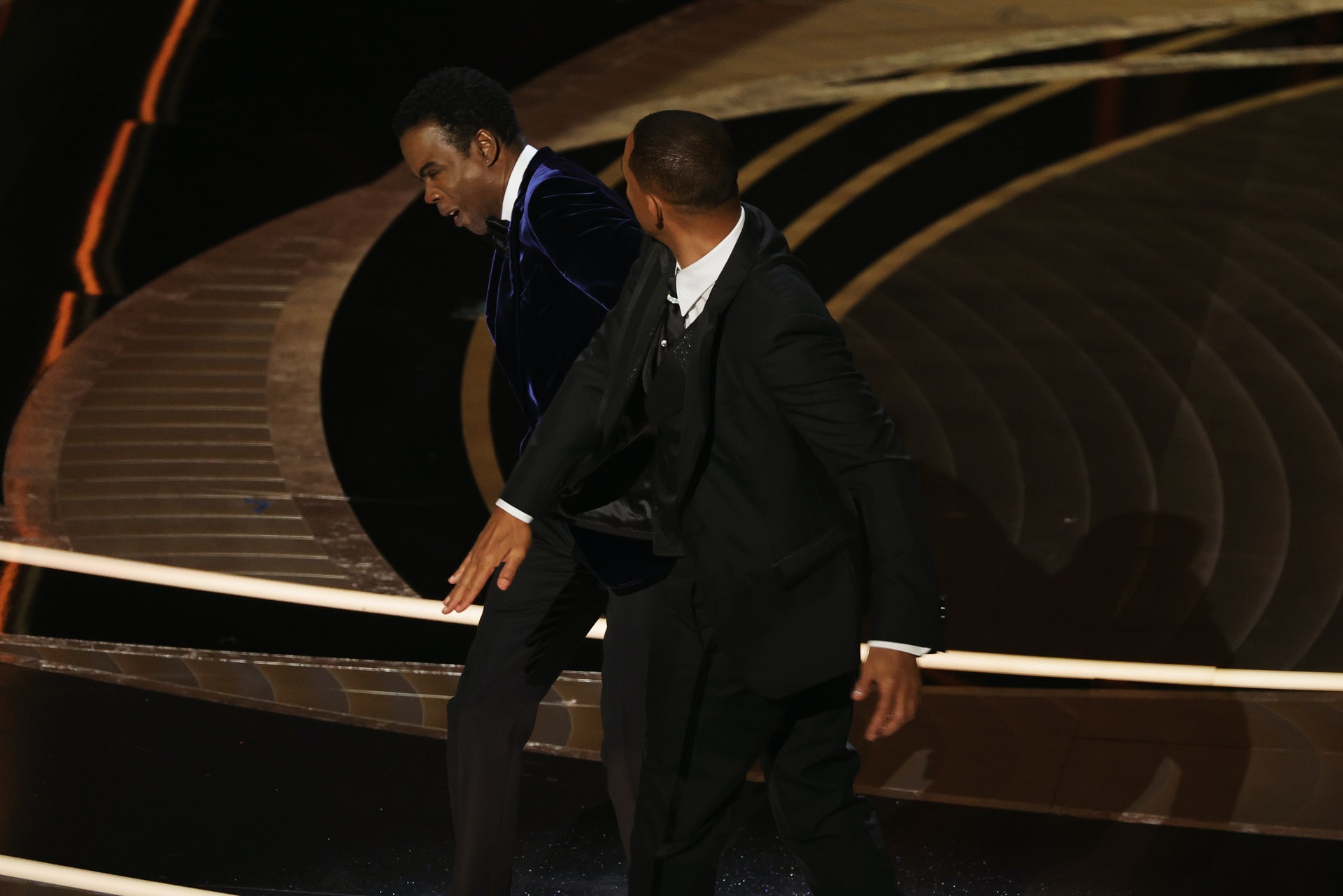 韋史密夫衝上台怒摑好兄弟Chris Rock。(Getty Images) 韋史密夫衝上台怒摑好兄弟Chris Rock。(Getty Images)