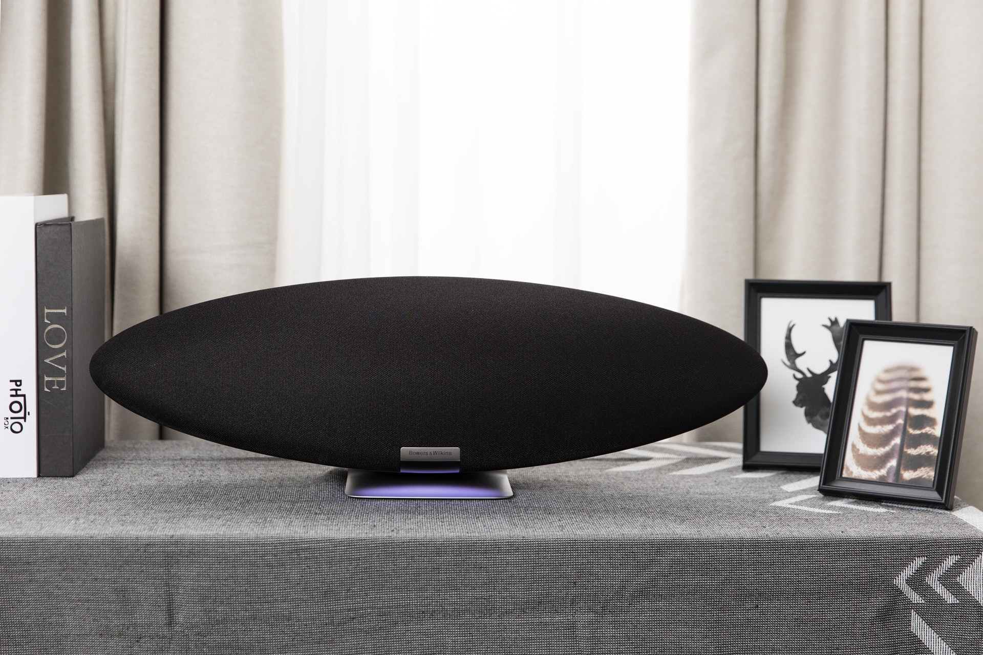 Bowers & Wilkins Zeppeli 無線喇叭(黃寶瑩 攝) Bowers & Wilkins Zeppeli 無線喇叭(黃寶瑩 攝)