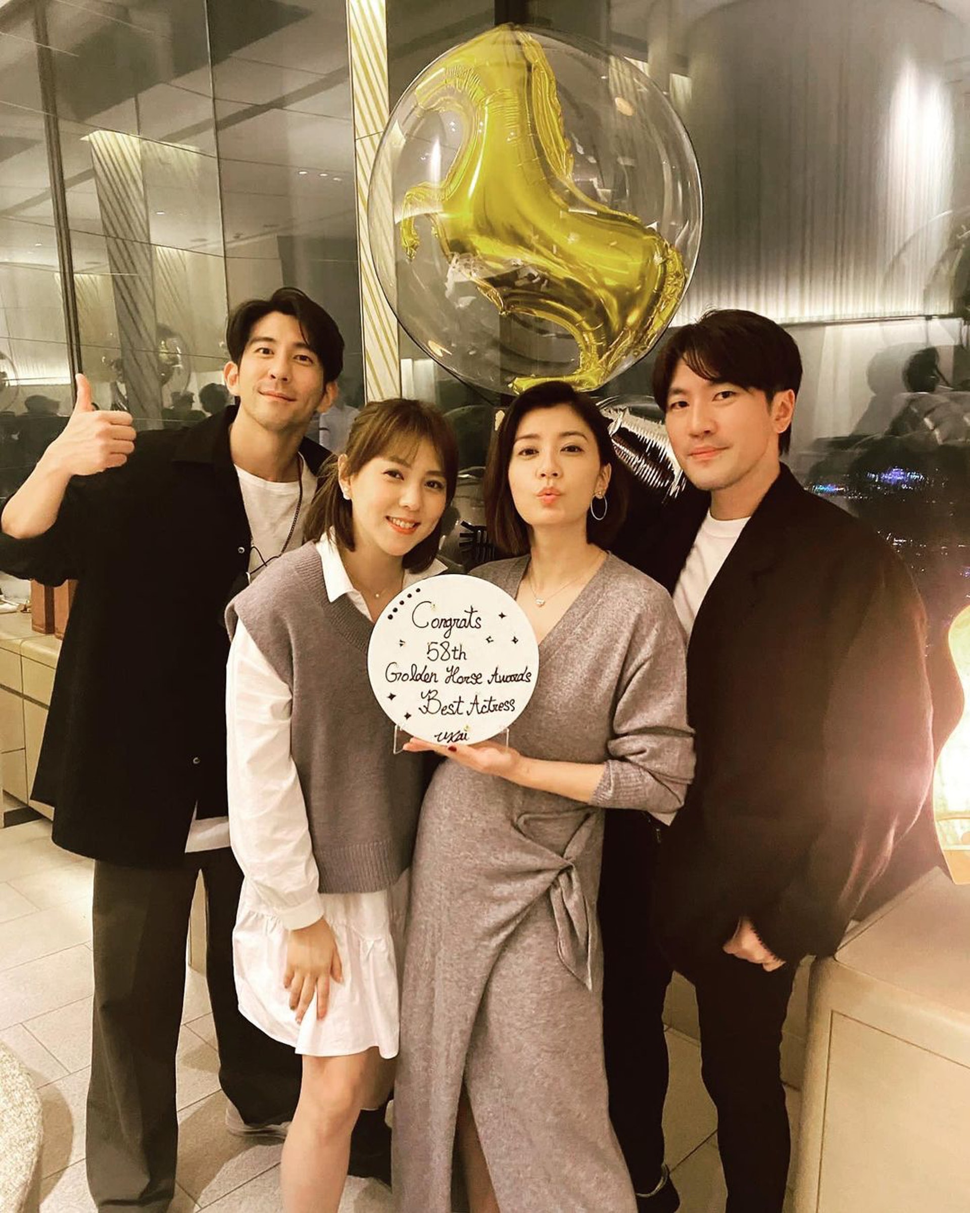 【犀利人妻/朱芯儀/抗癌】朱芯儀與衛斯理結婚多年仍然相當恩愛,兩人婚後育有2子1女。(amandachu0308@IG) 【犀利人妻/朱芯儀/抗癌】朱芯儀與衛斯理結婚多年仍然相當恩愛,兩人婚後育有2子1女。(amandachu0308@IG)