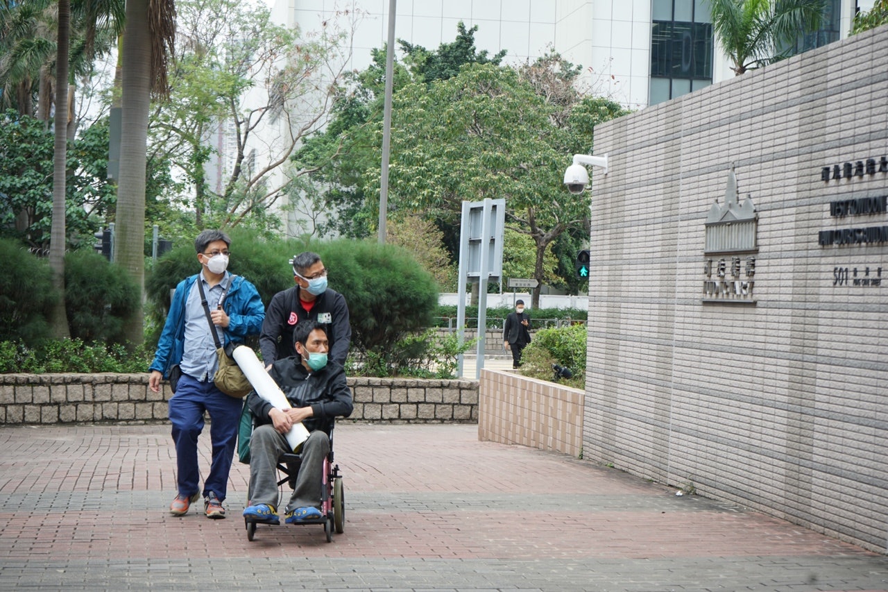 無家者代表到西九龍法院小額錢債審裁處聽取判決。(呂諾君攝) 無家者代表到西九龍法院小額錢債審裁處聽取判決。(呂諾君攝)