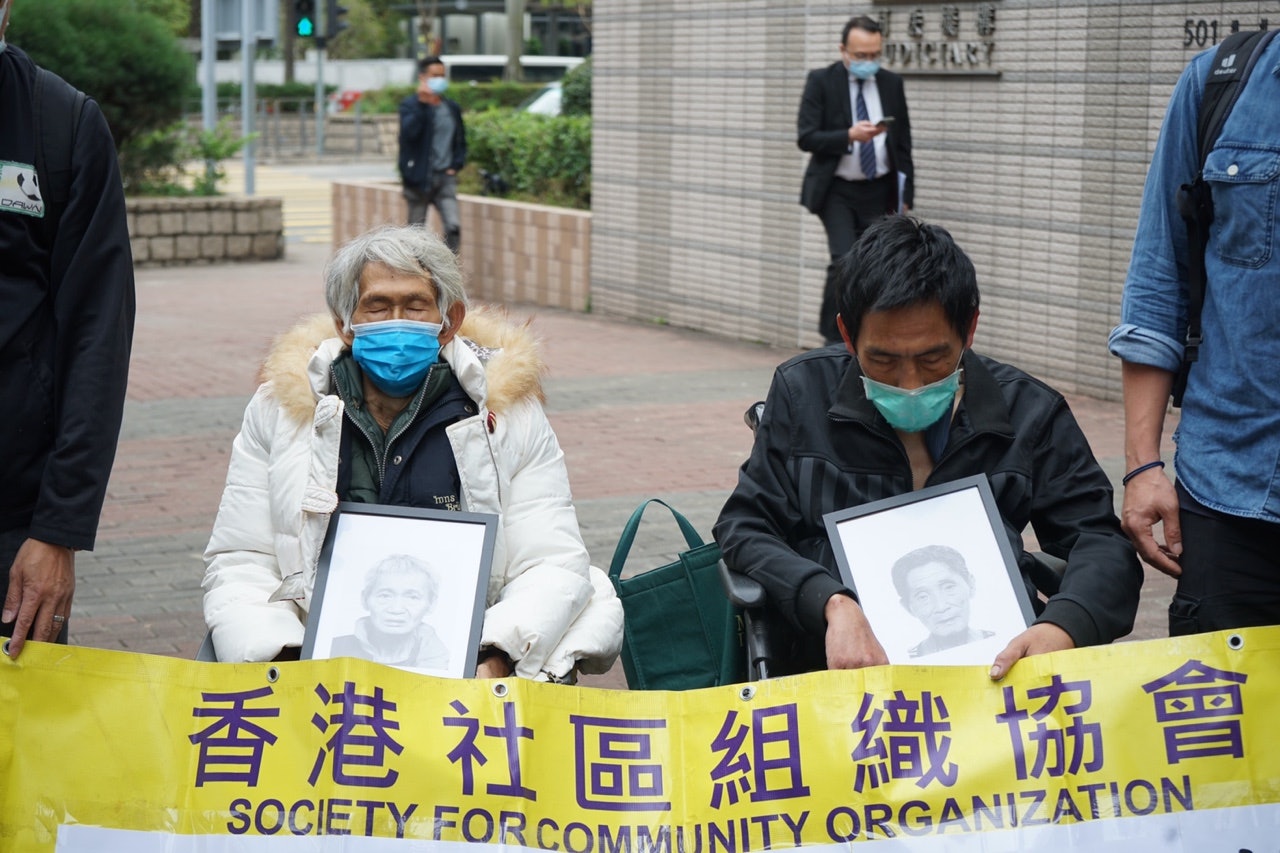 社協連同兩名無家者代表到場,高叫「露宿無罪、驅趕無理」等口號,為無家者尋求公義。(呂諾君攝) 社協連同兩名無家者代表到場,高叫「露宿無罪、驅趕無理」等口號,為無家者尋求公義。(呂諾君攝)