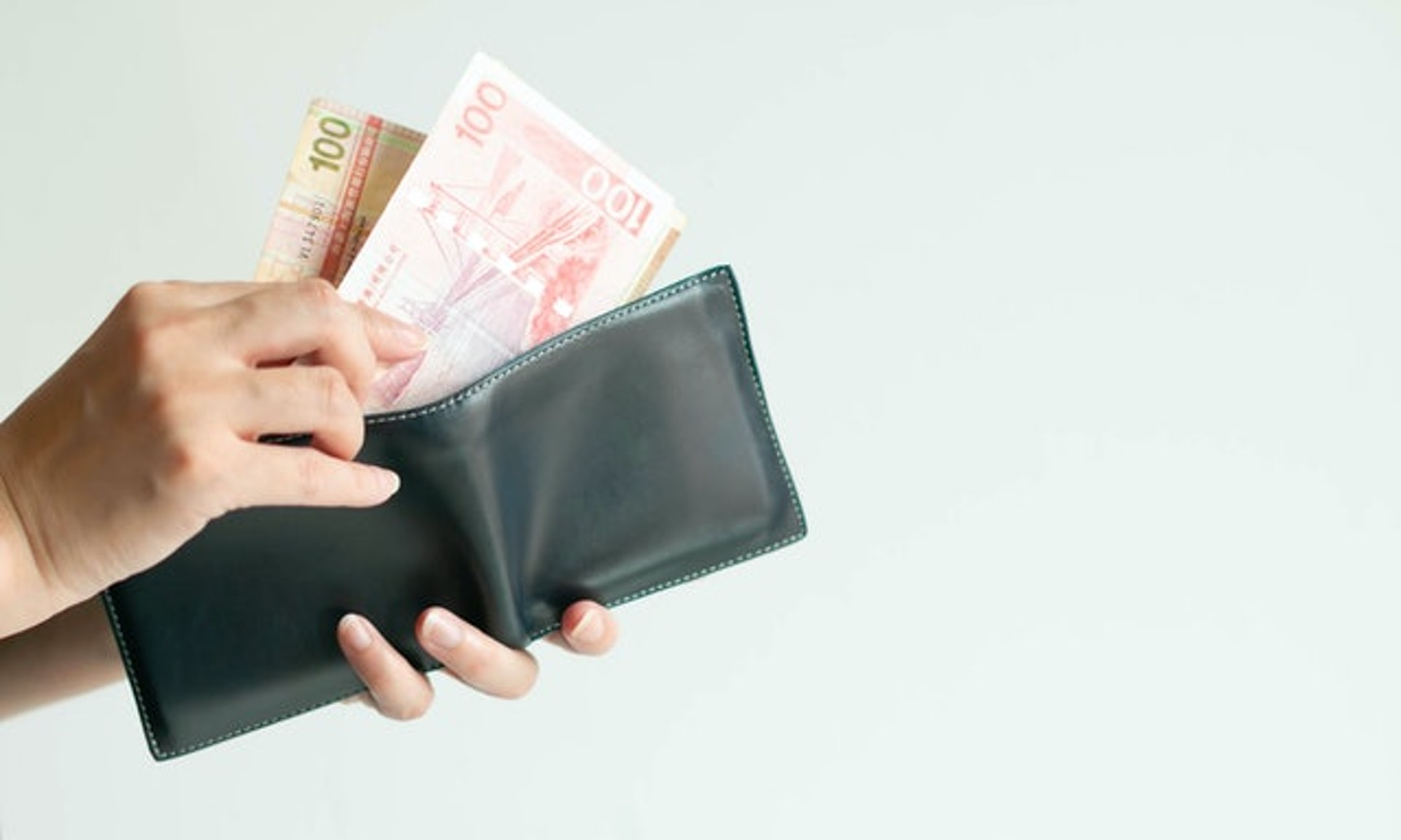 有打工仔幫上司買308元的電子商品,其後上司替他支付約100多元的餐費,並打算以此抵銷買東西的費用。(GettyImages) 有打工仔幫上司買308元的電子商品,其後上司替他支付約100多元的餐費,並打算以此抵銷買東西的費用。(GettyImages)