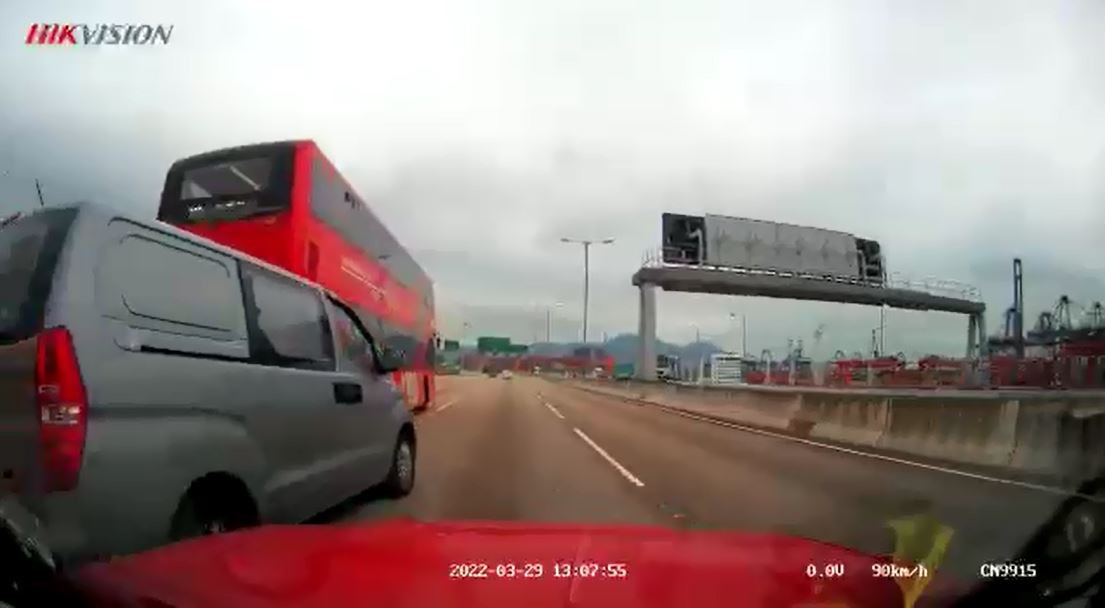 貨VAN試圖在兩車之間切線。（網上影片截圖）