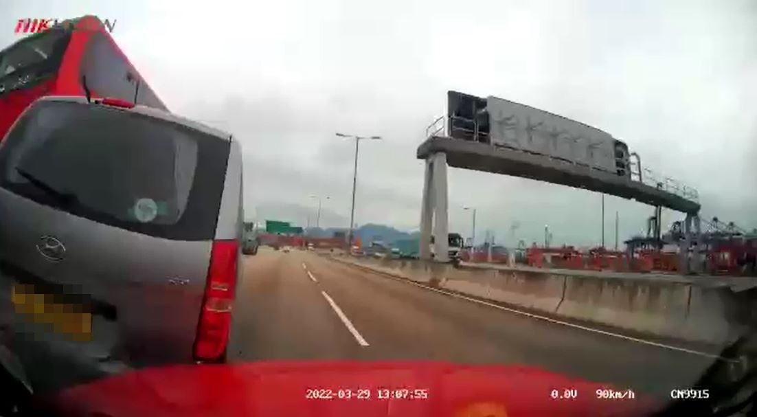 貨VAN撞及兩車。（網上影片截圖）